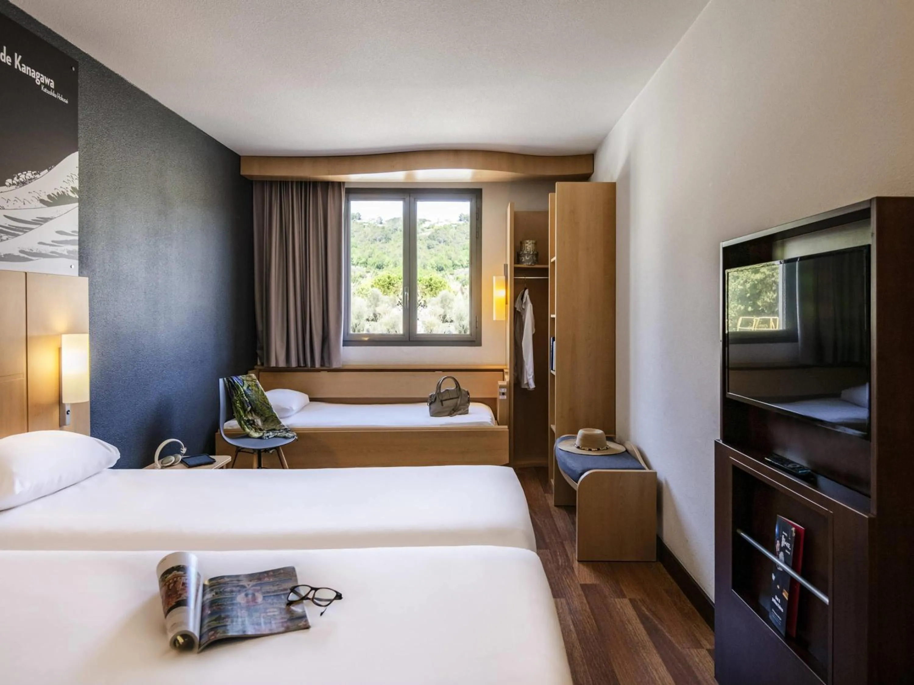 Bedroom, Bed in IBIS Cannes Mouans Sartoux Piscine parking gratuit