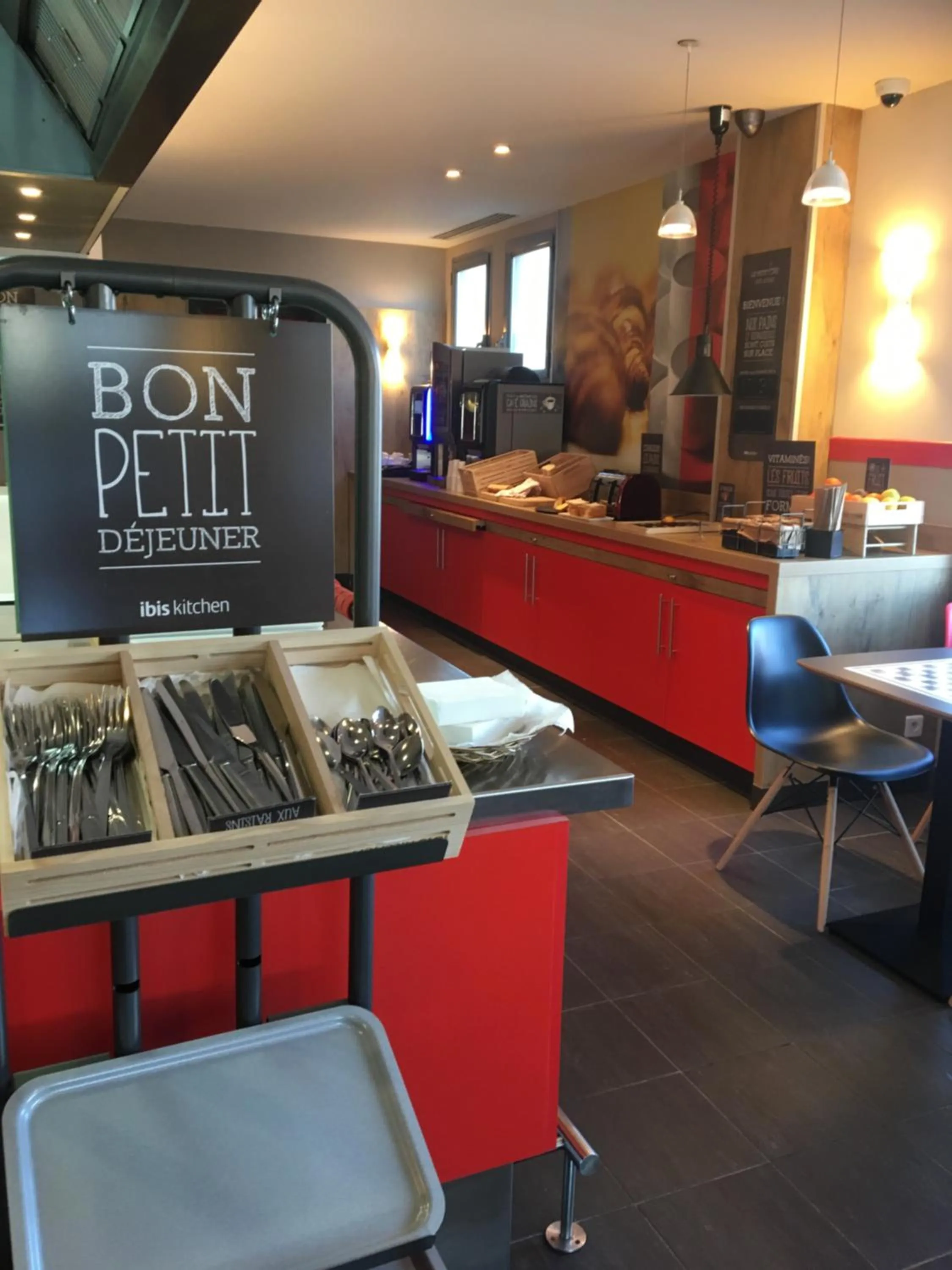 Buffet breakfast in IBIS Cannes Mouans Sartoux Piscine parking gratuit