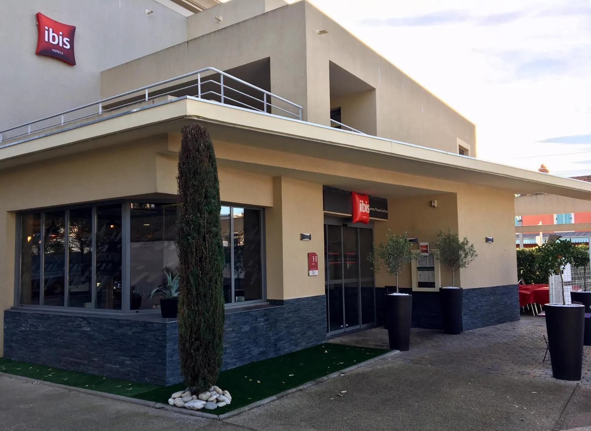 Facade/entrance in IBIS Cannes Mouans Sartoux Piscine parking gratuit