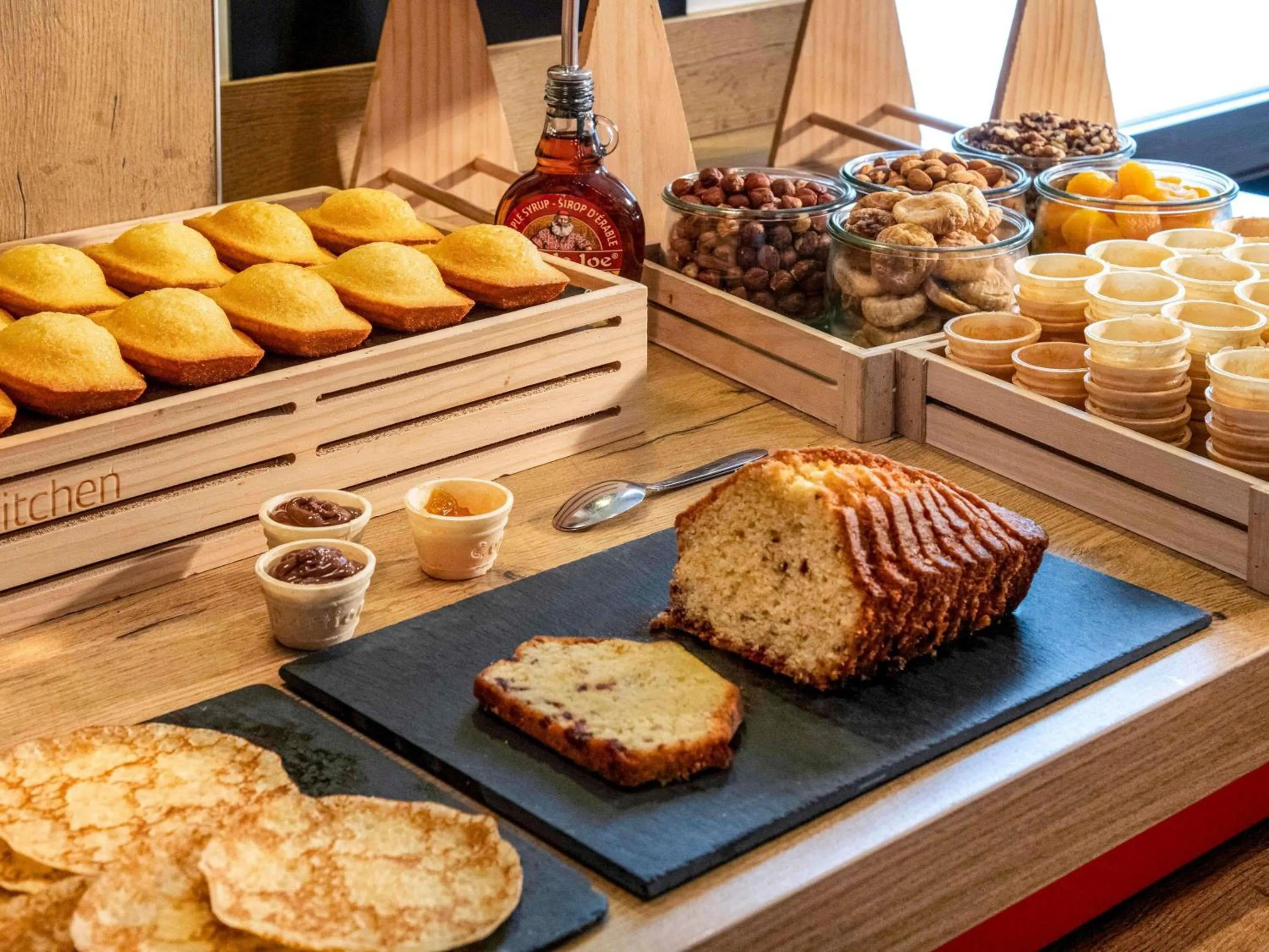 Breakfast in IBIS Cannes Mouans Sartoux Piscine parking gratuit