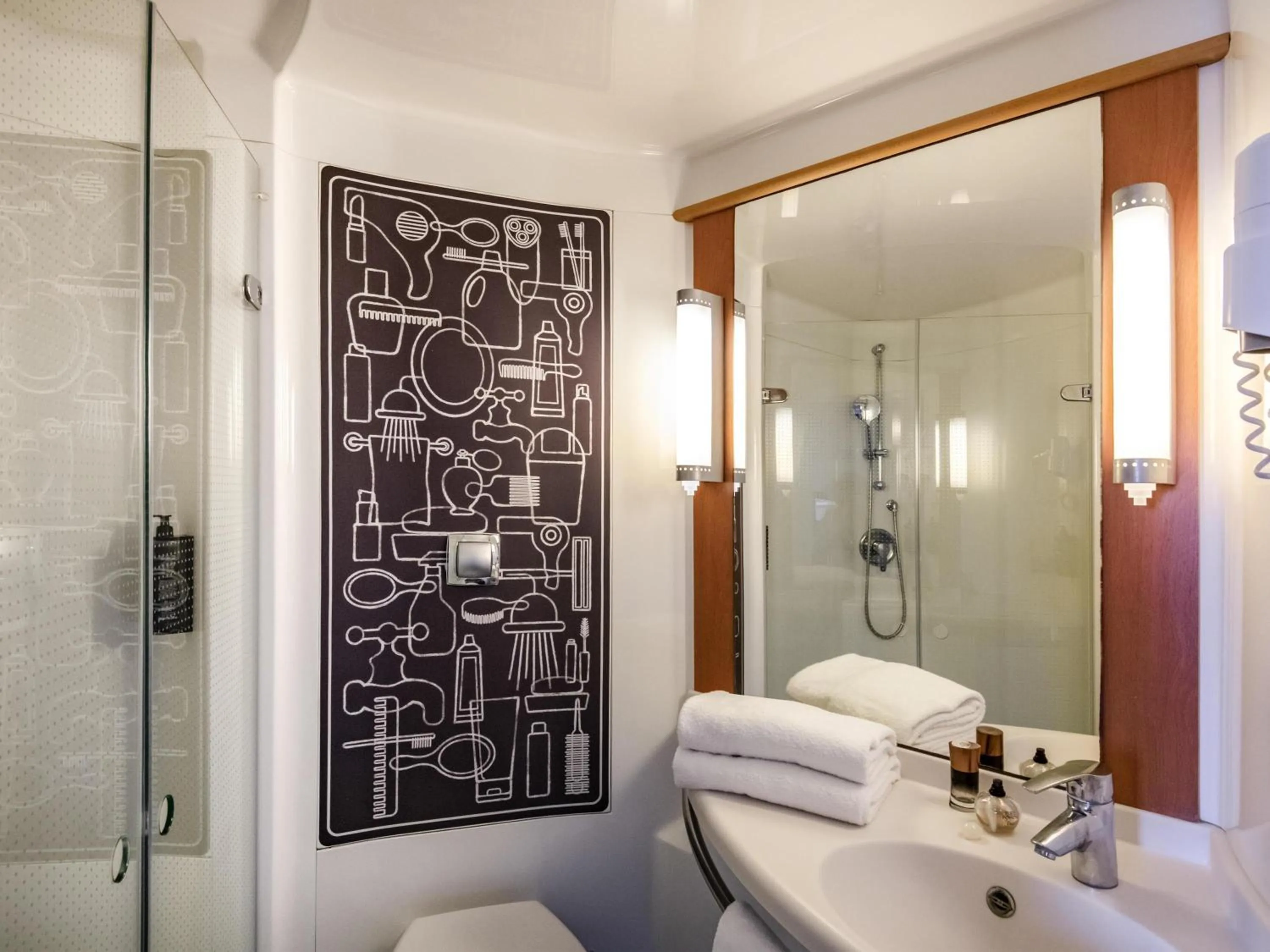 Bedroom in IBIS Cannes Mouans Sartoux Piscine parking gratuit