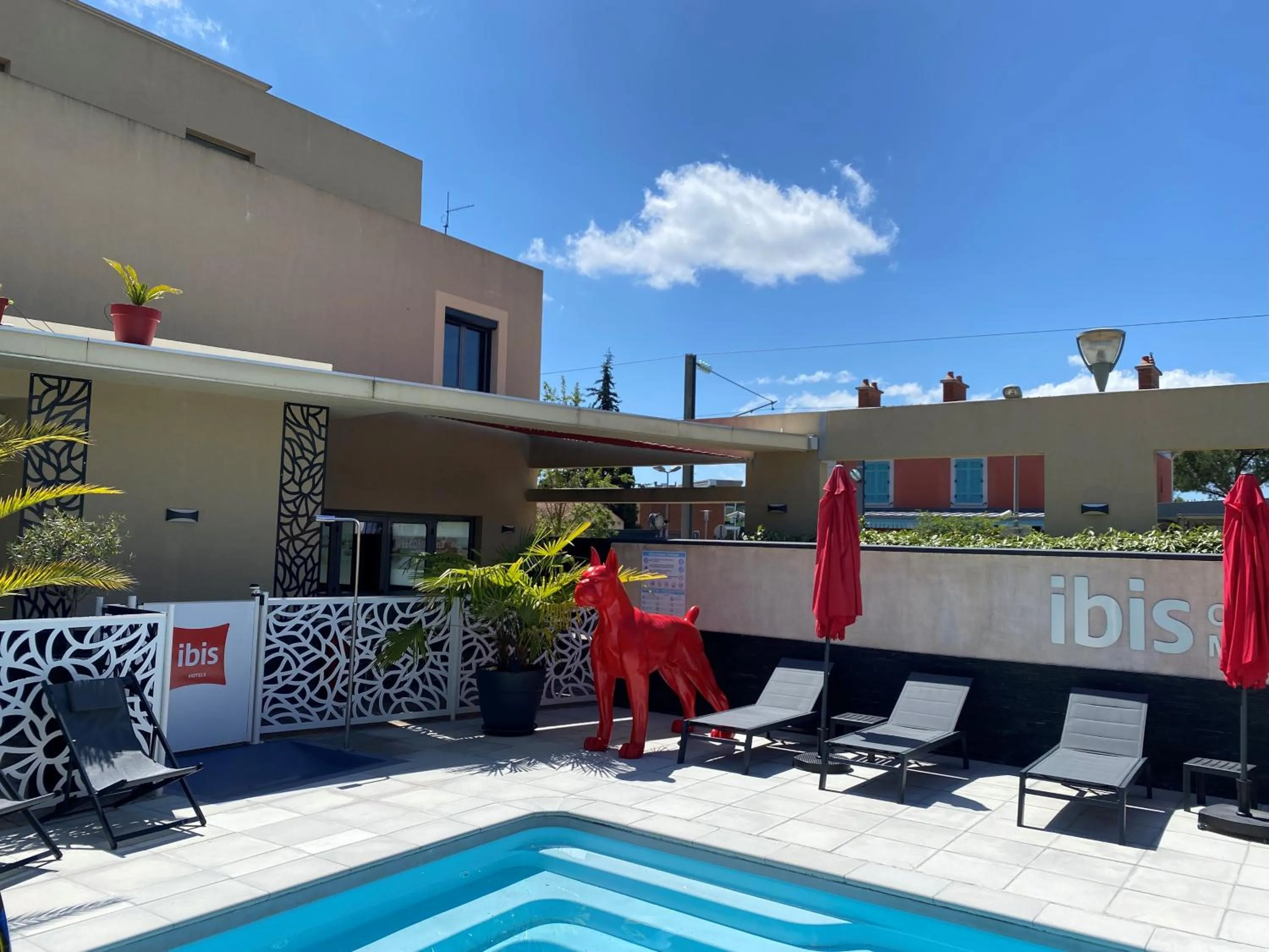 Swimming pool in IBIS Cannes Mouans Sartoux Piscine parking gratuit