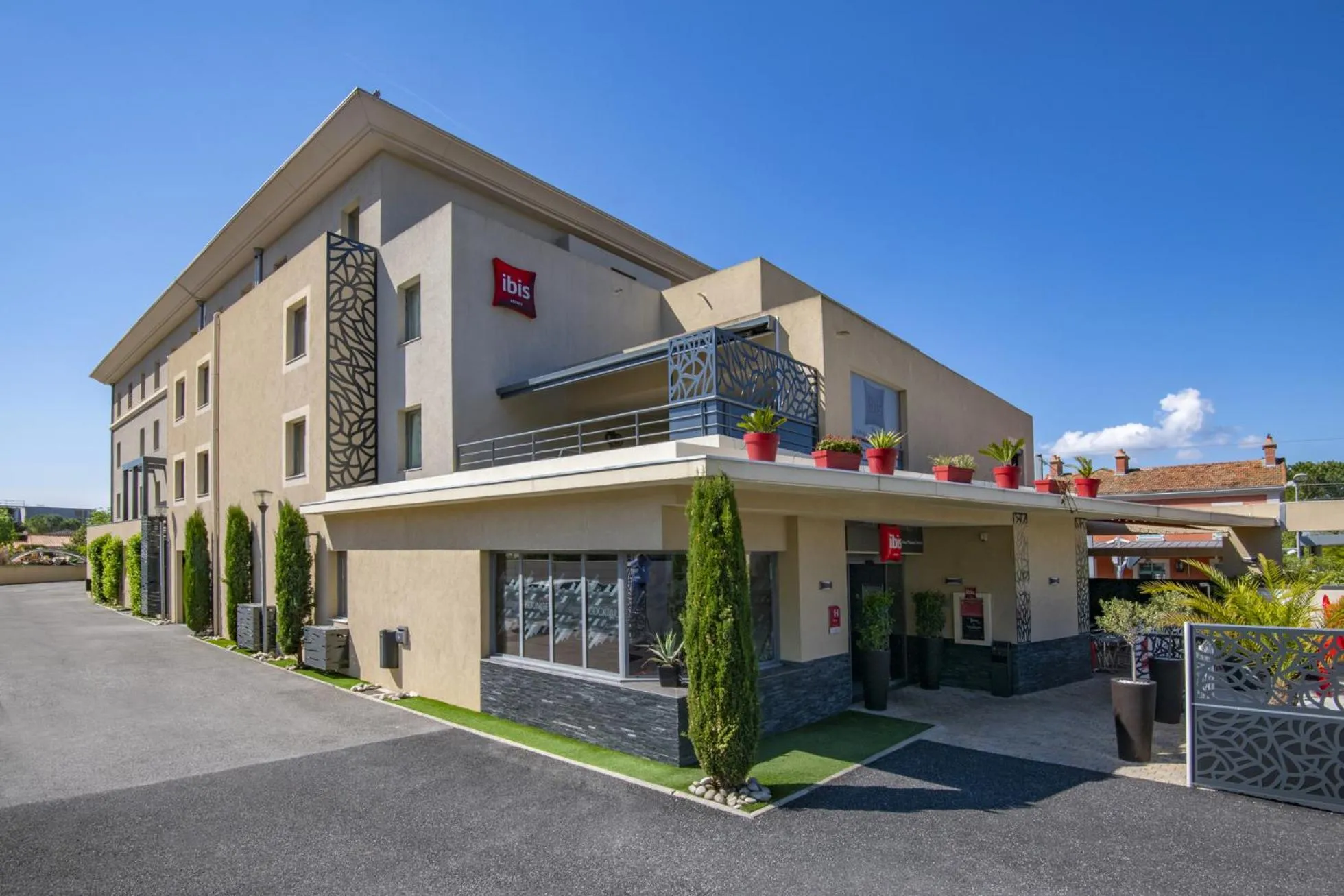 Property building in IBIS Cannes Mouans Sartoux Piscine parking gratuit