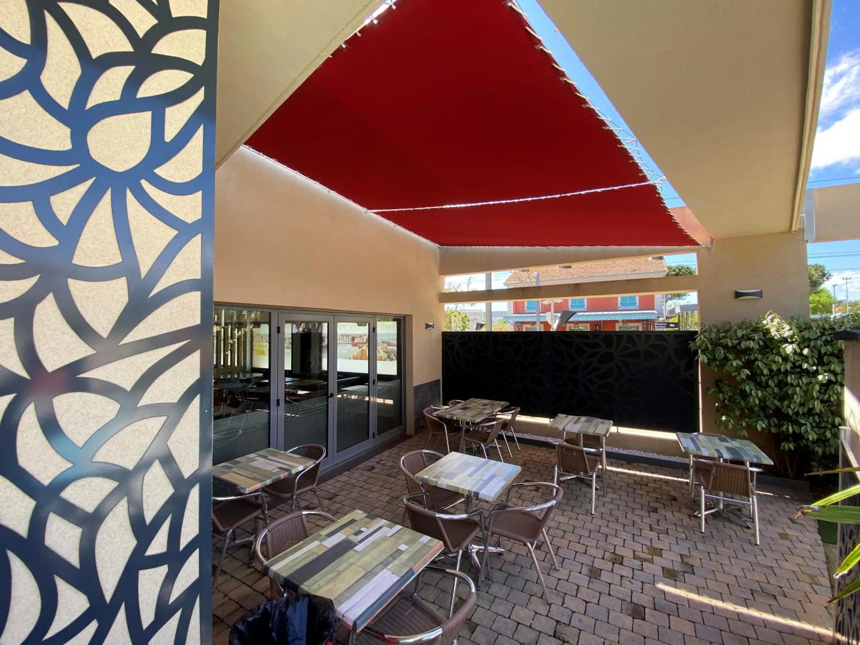 Patio in IBIS Cannes Mouans Sartoux Piscine parking gratuit