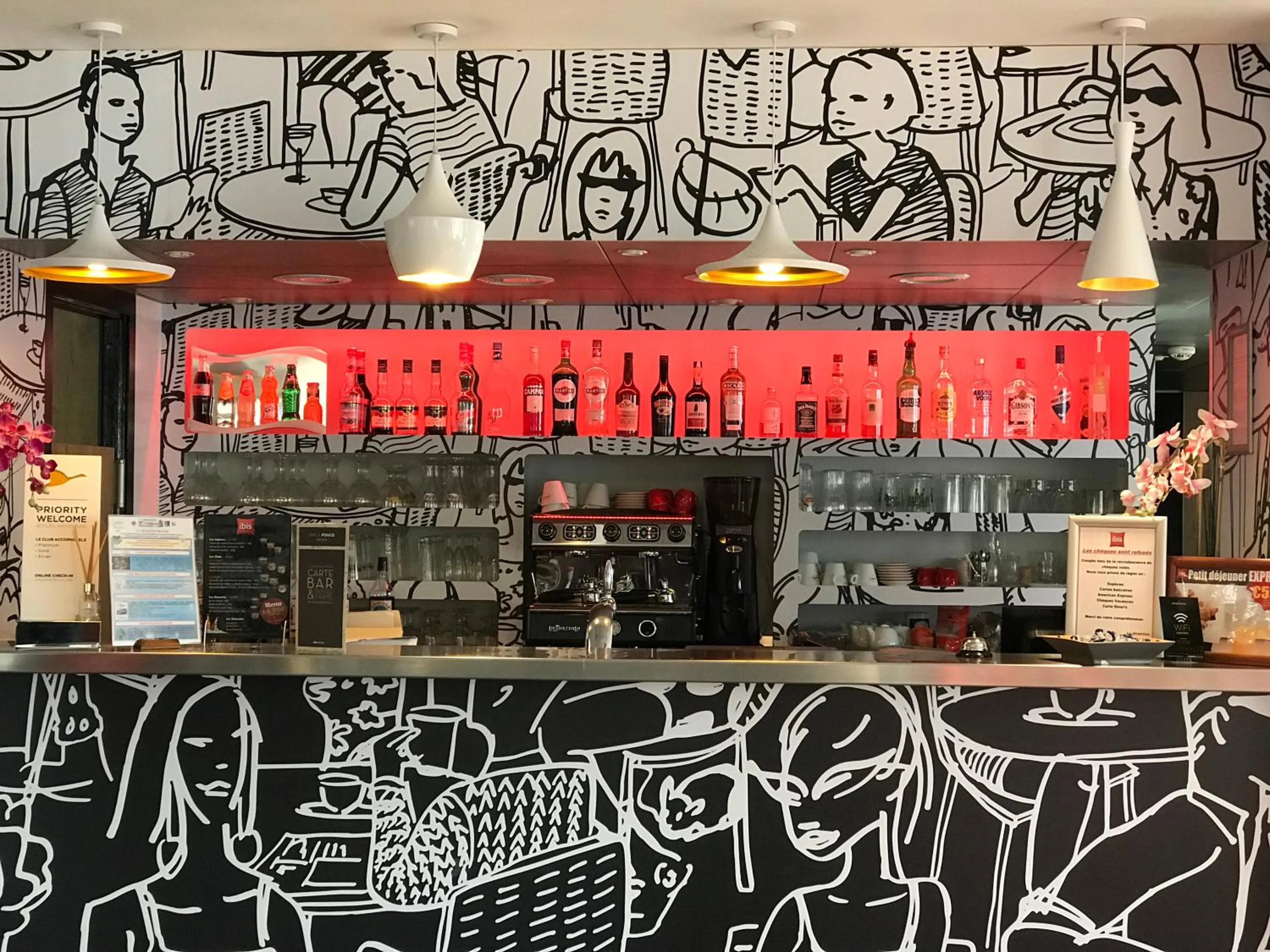 Lounge or bar in IBIS Cannes Mouans Sartoux Piscine parking gratuit