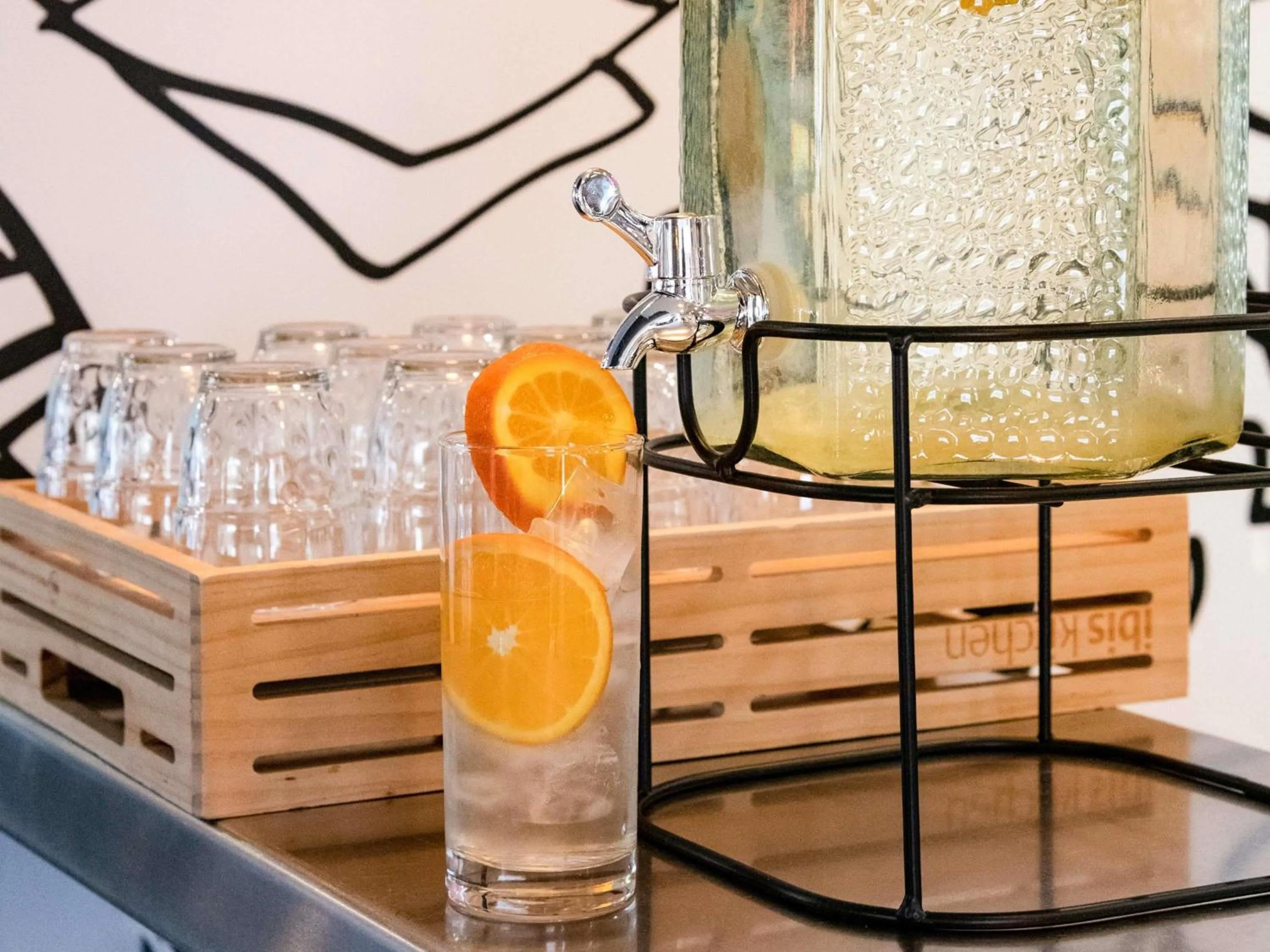 Lounge or bar in IBIS Cannes Mouans Sartoux Piscine parking gratuit