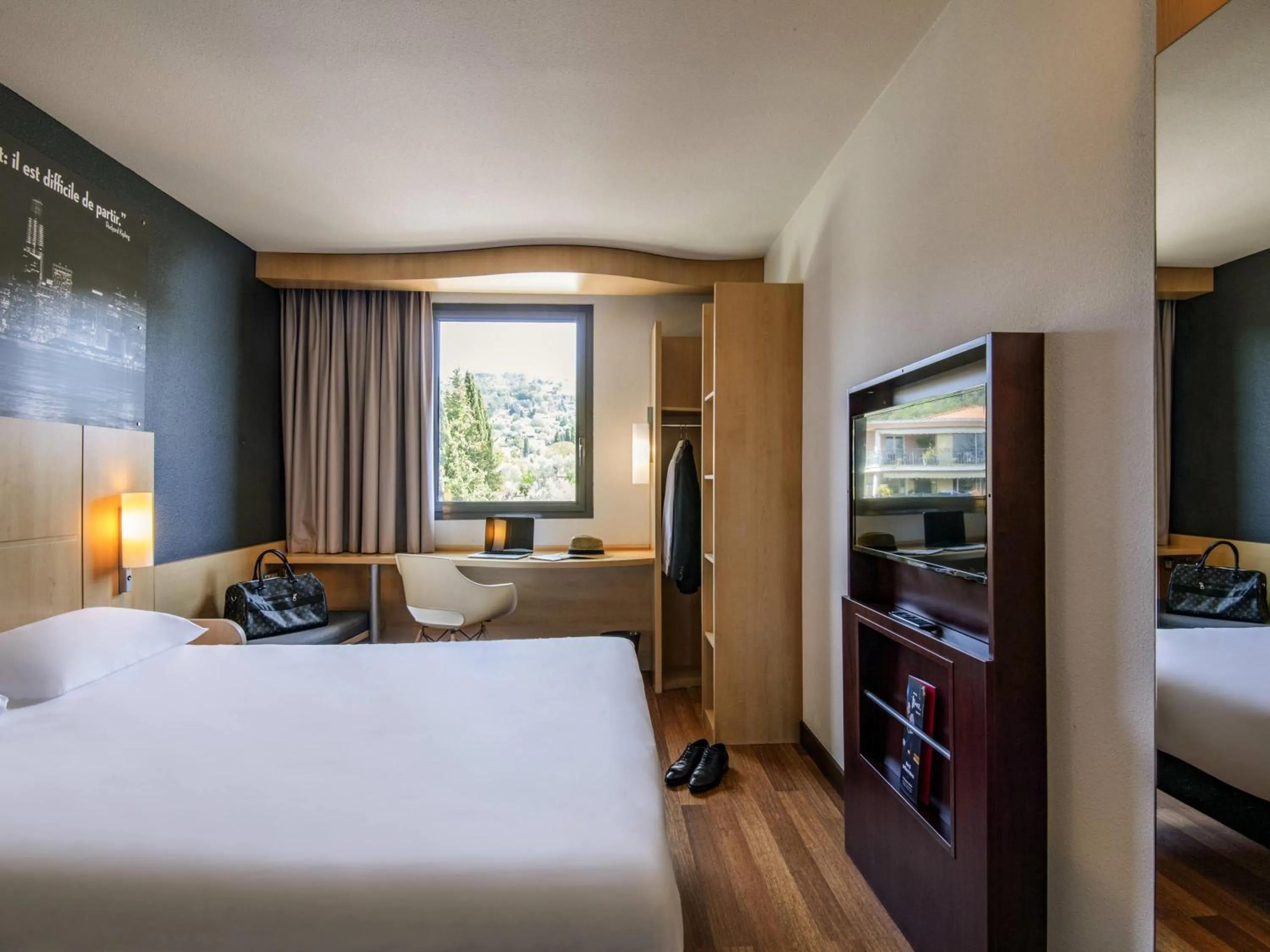 Bedroom, Bed in IBIS Cannes Mouans Sartoux Piscine parking gratuit