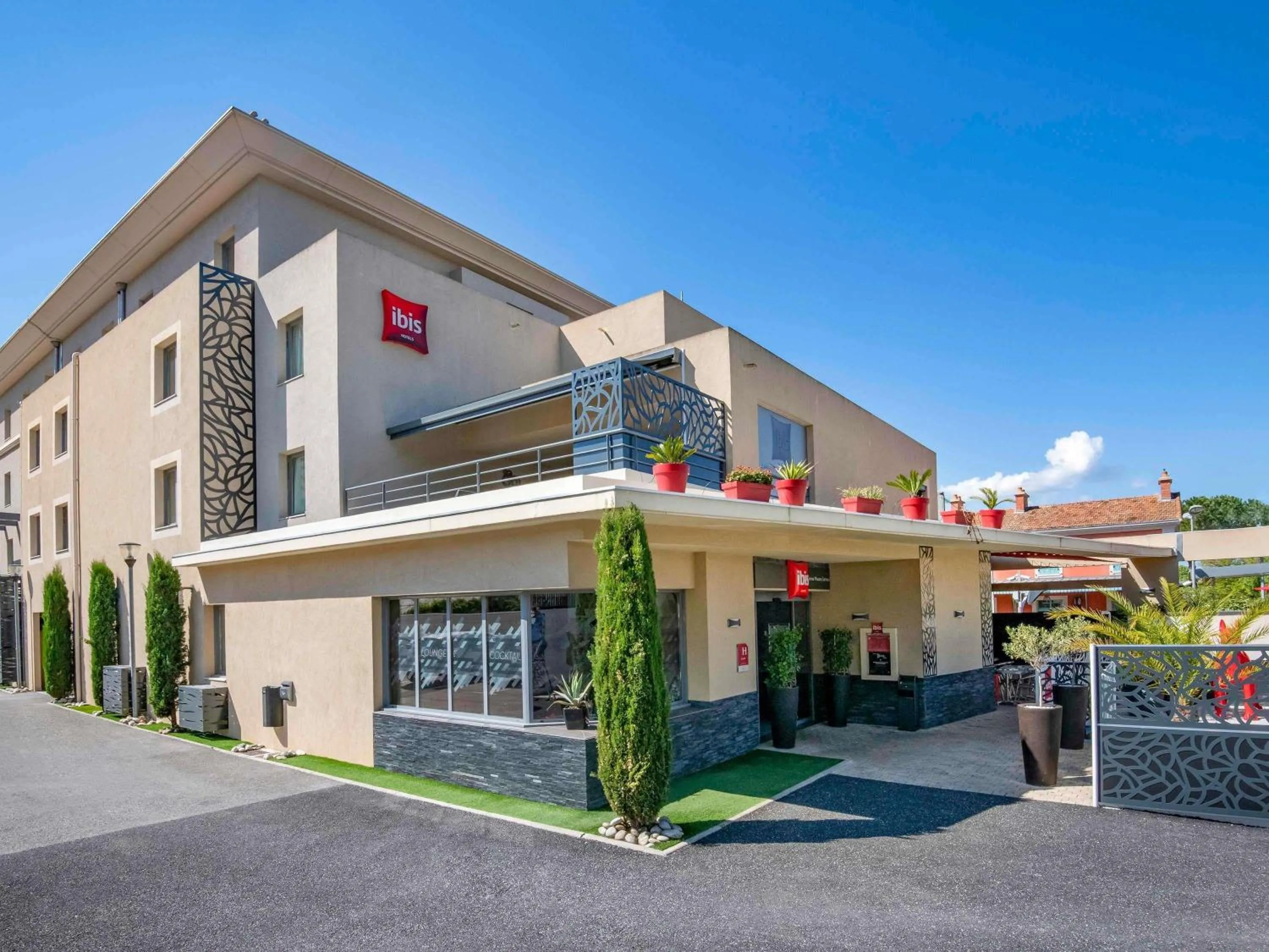 Property building in IBIS Cannes Mouans Sartoux Piscine parking gratuit