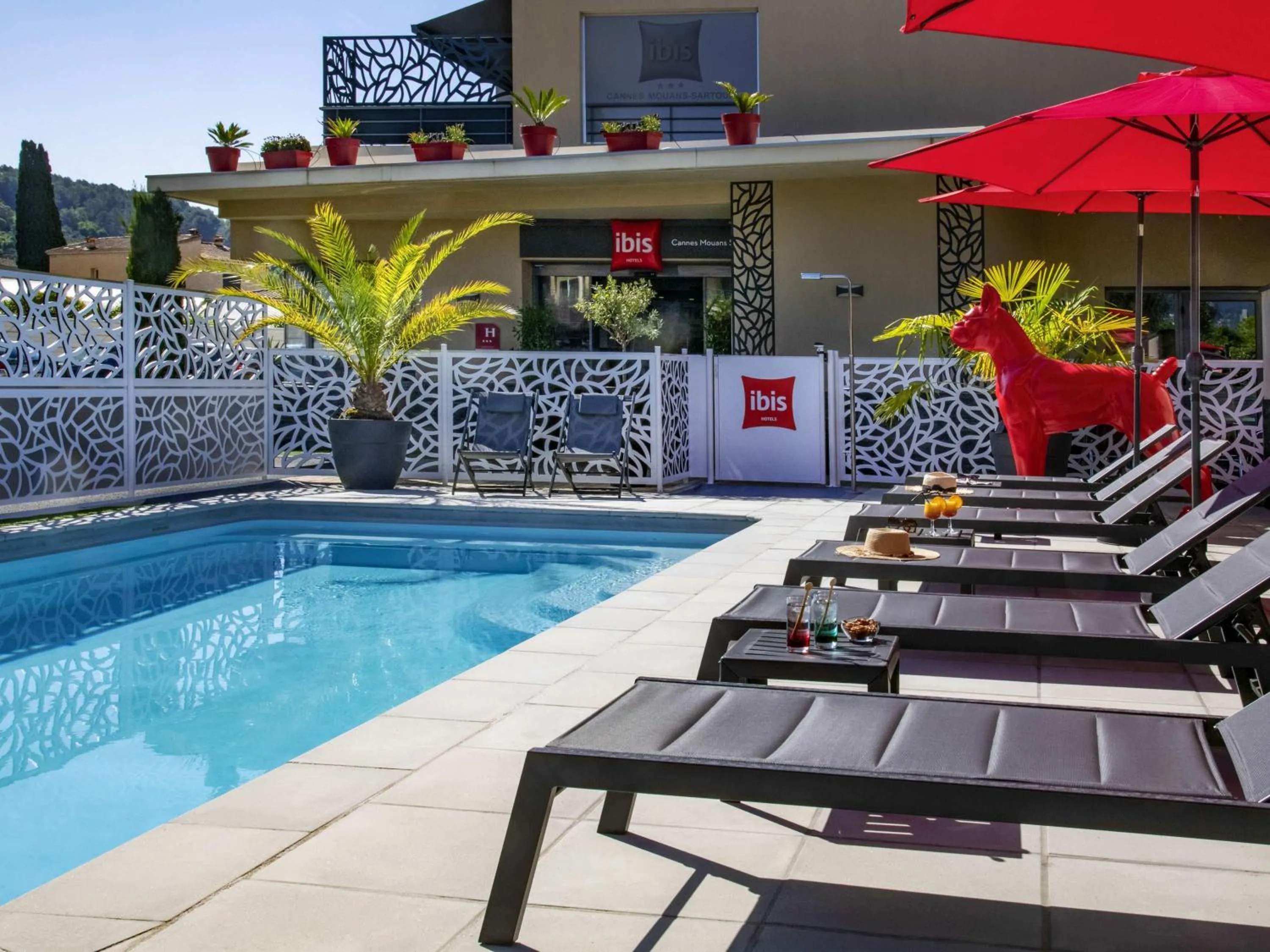 Property building in IBIS Cannes Mouans Sartoux Piscine parking gratuit