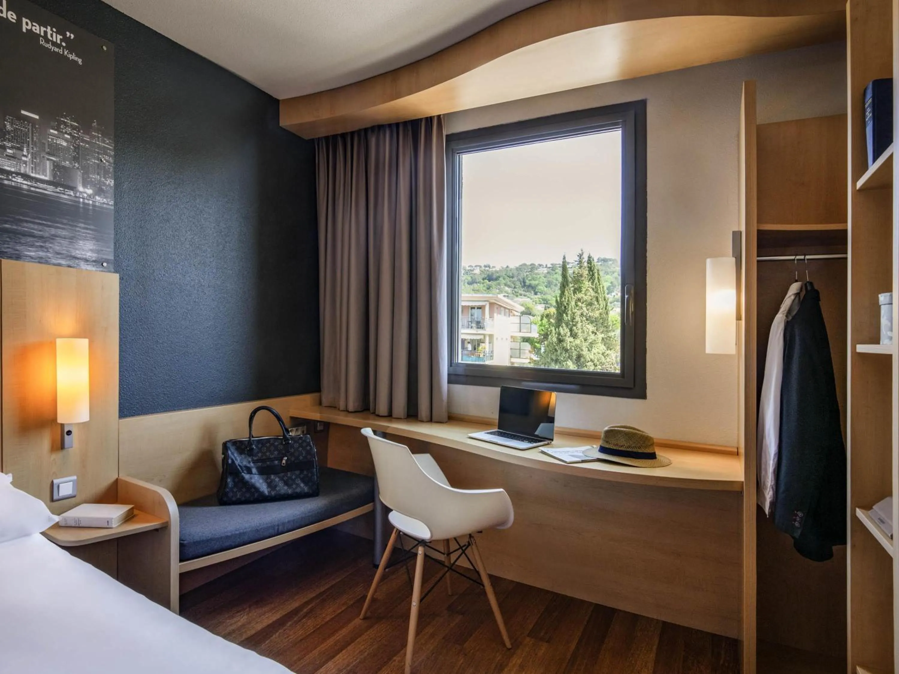 Bedroom, Bed in IBIS Cannes Mouans Sartoux Piscine parking gratuit