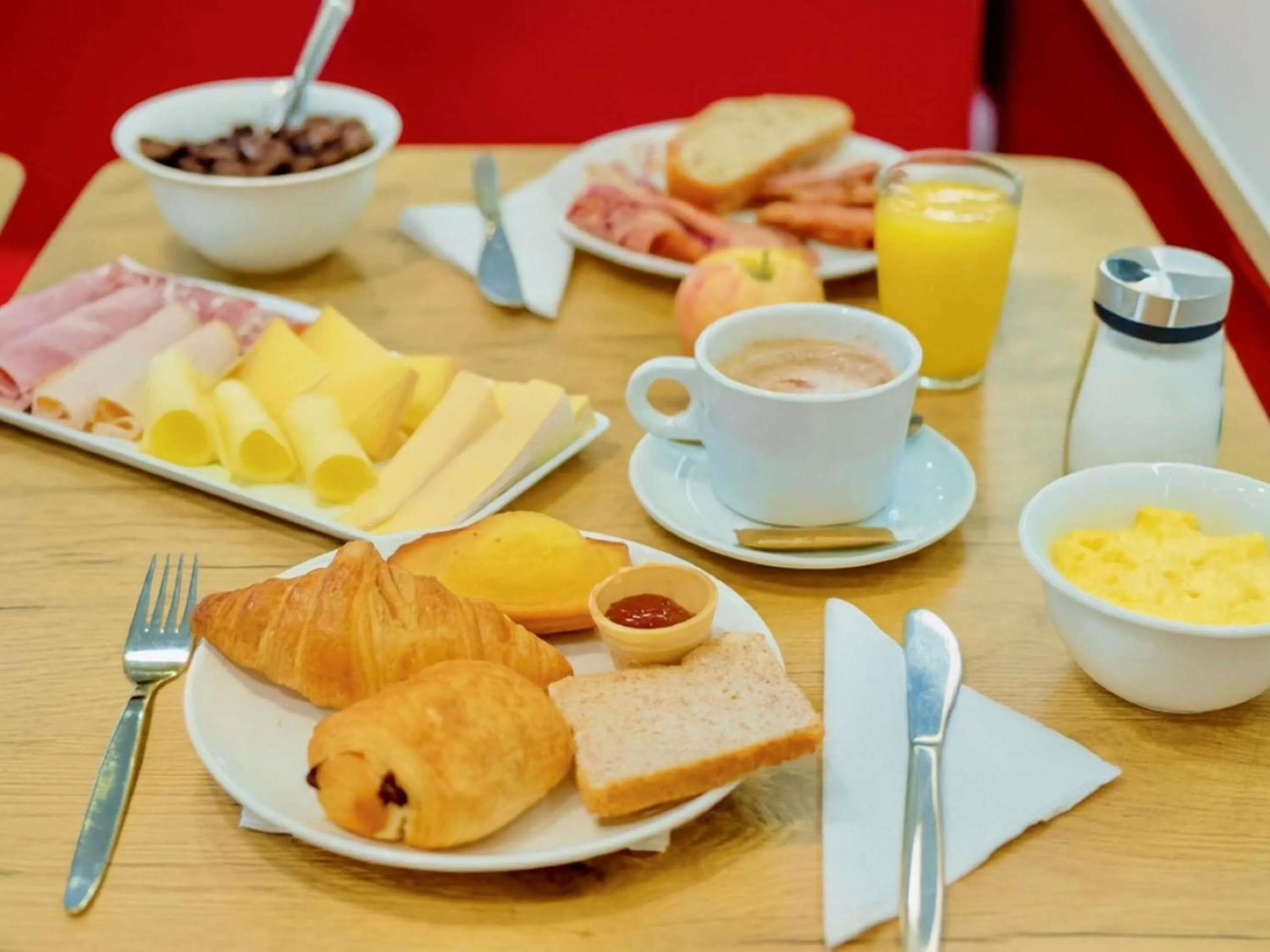 Breakfast in IBIS Cannes Mouans Sartoux Piscine parking gratuit