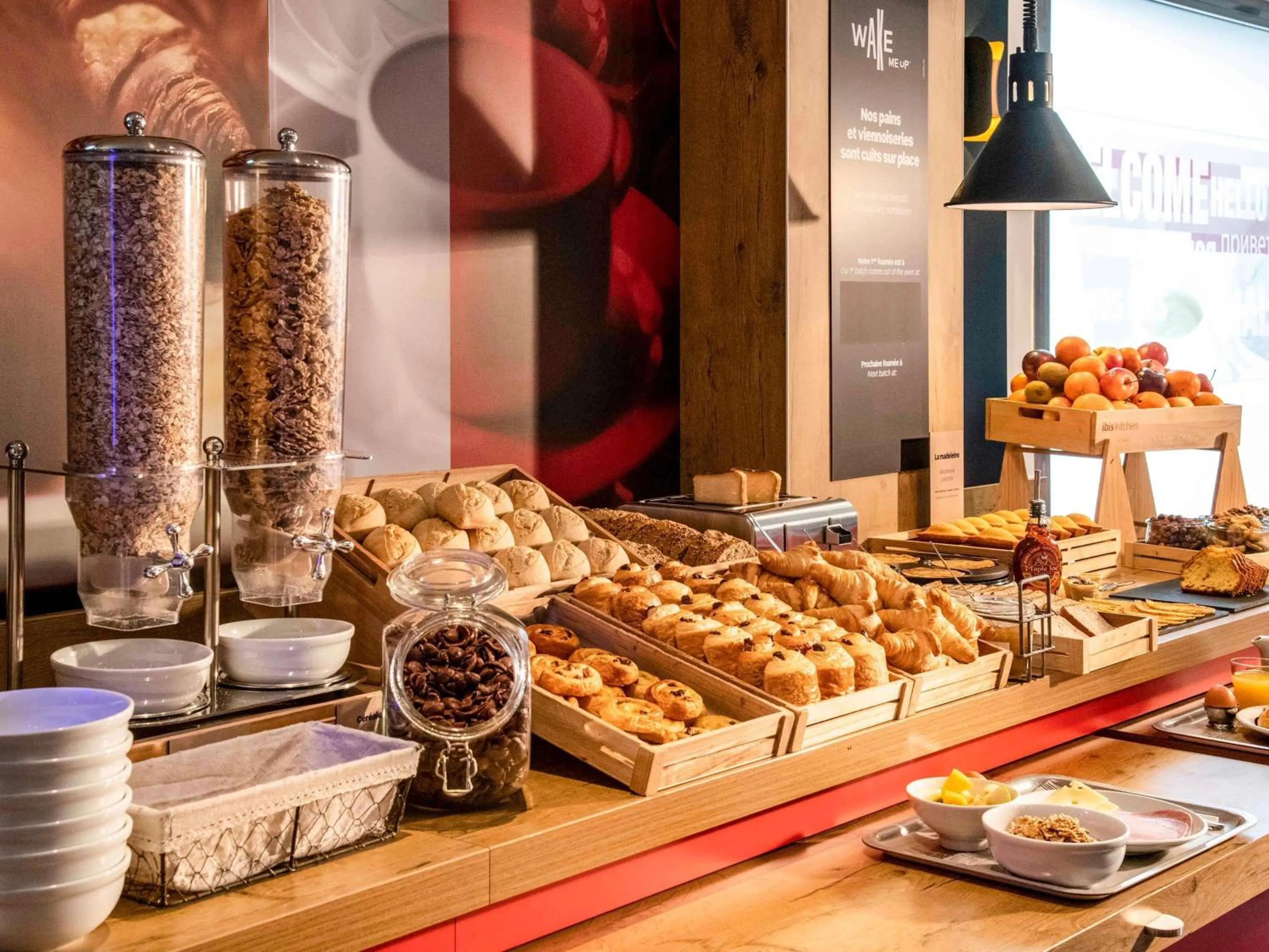 Breakfast in IBIS Cannes Mouans Sartoux Piscine parking gratuit