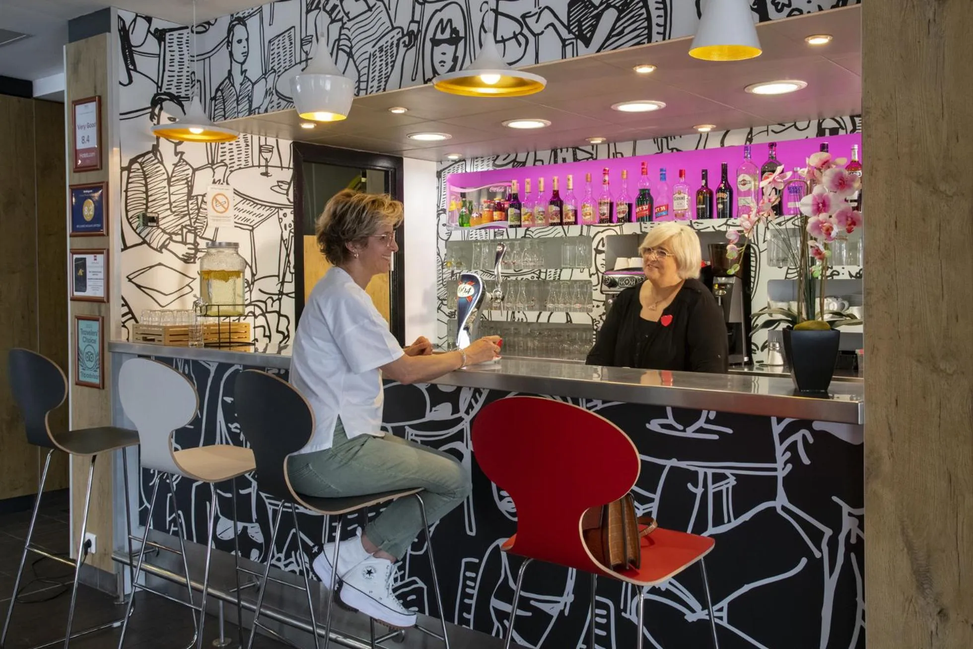 Lounge or bar in IBIS Cannes Mouans Sartoux Piscine parking gratuit