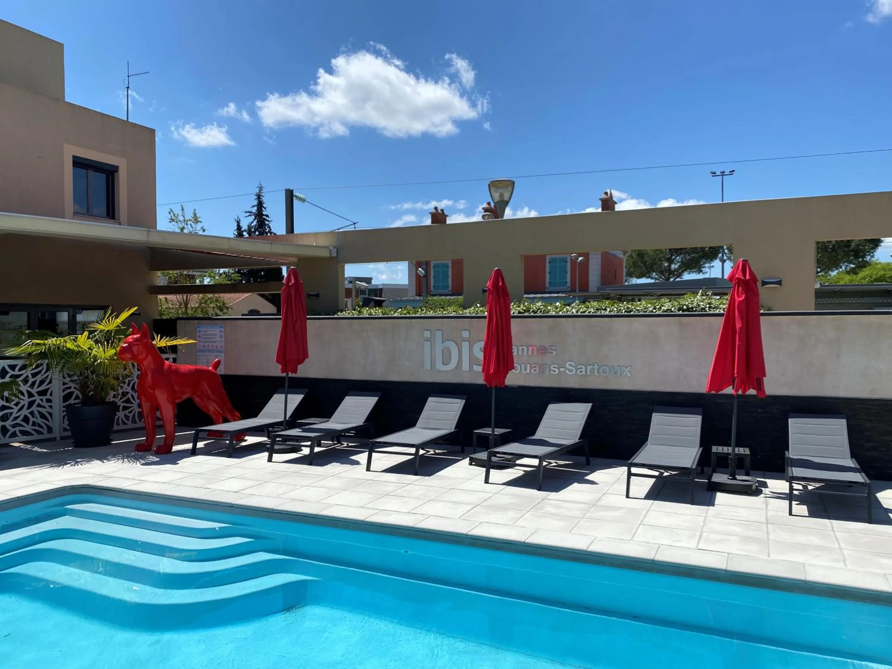 Pool view in IBIS Cannes Mouans Sartoux Piscine parking gratuit