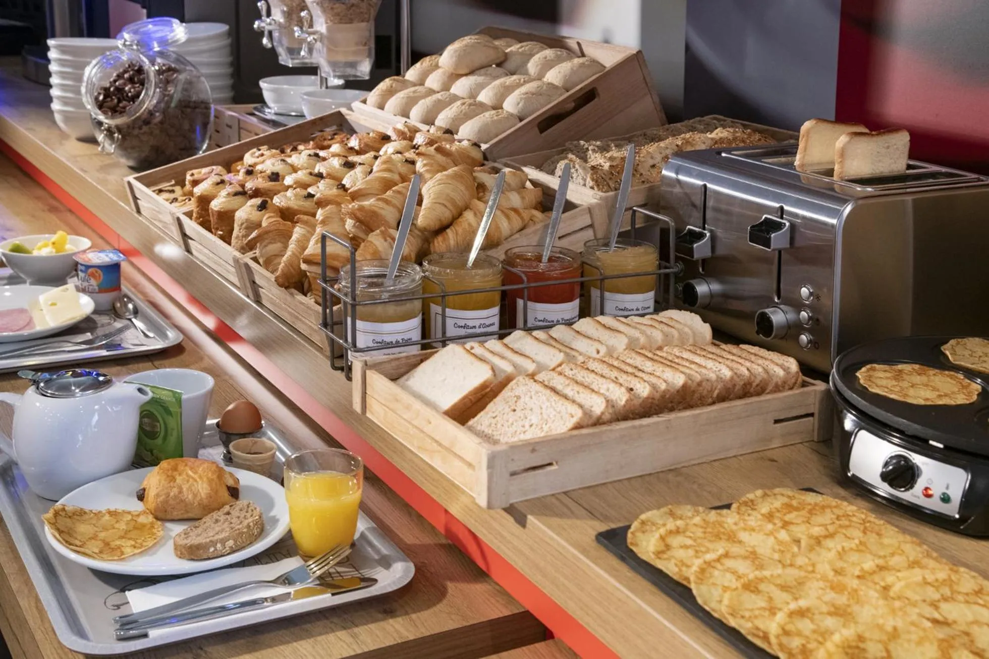 Continental breakfast in IBIS Cannes Mouans Sartoux Piscine parking gratuit
