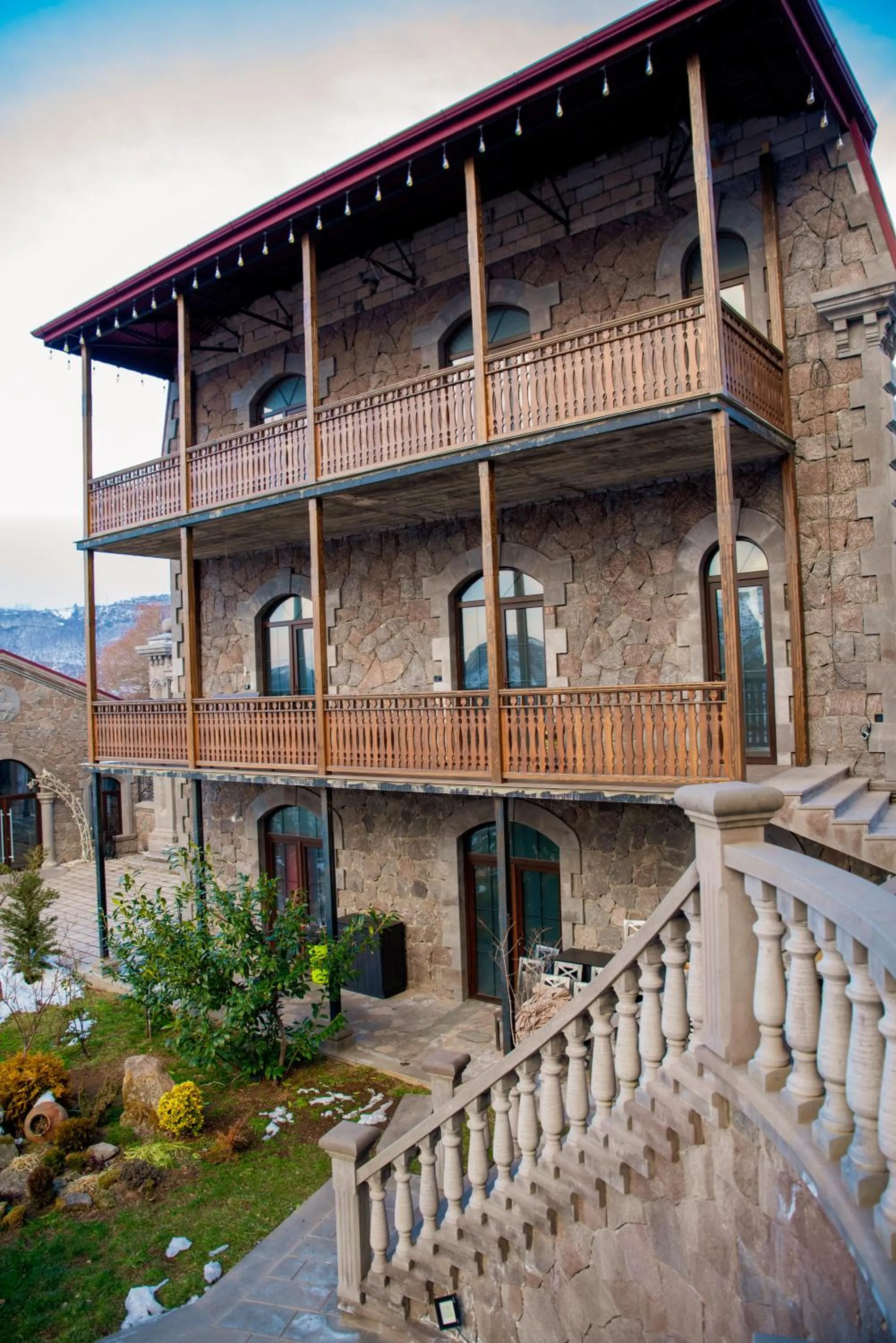 Property building in Khoreayi Dzor