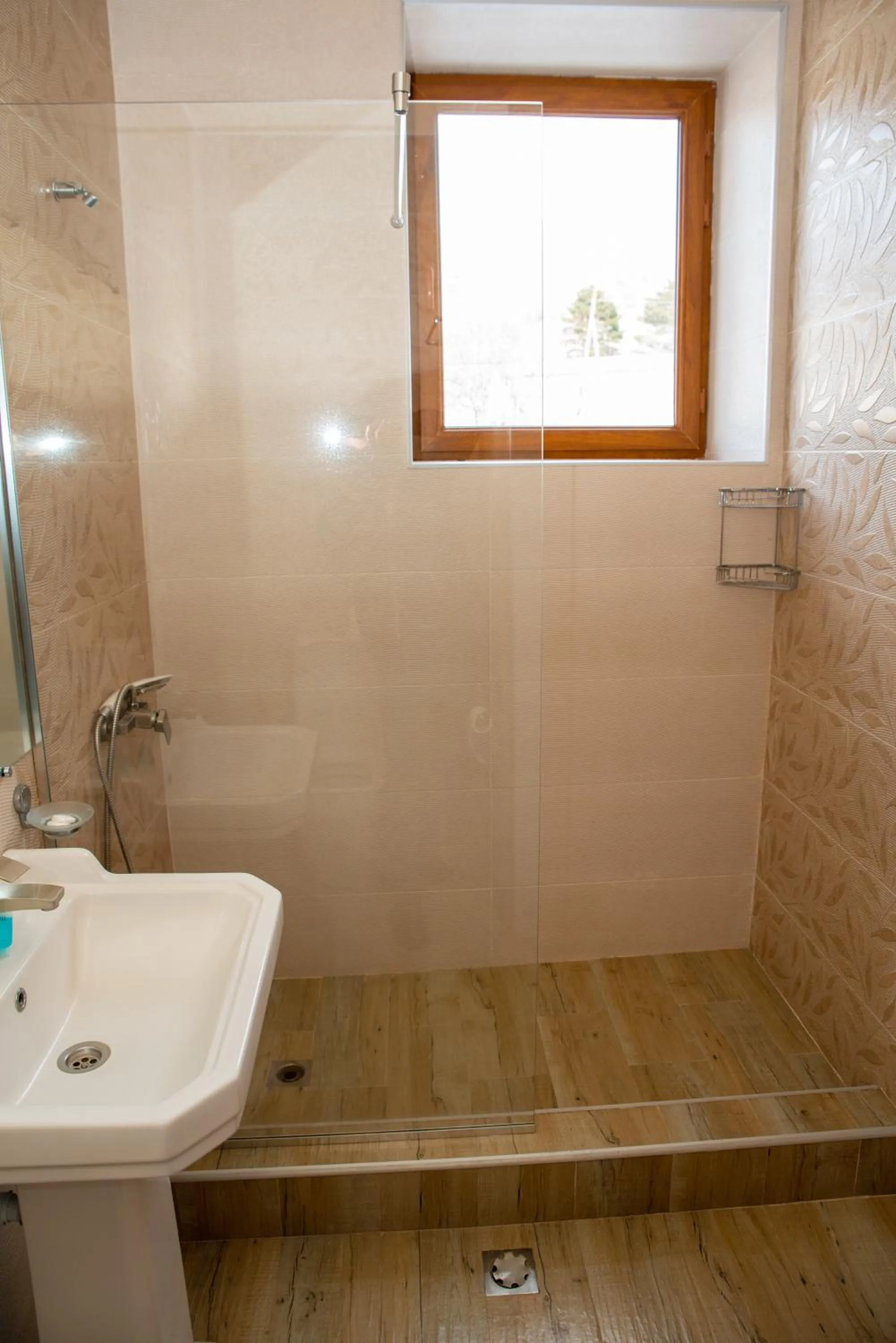 Shower in Khoreayi Dzor