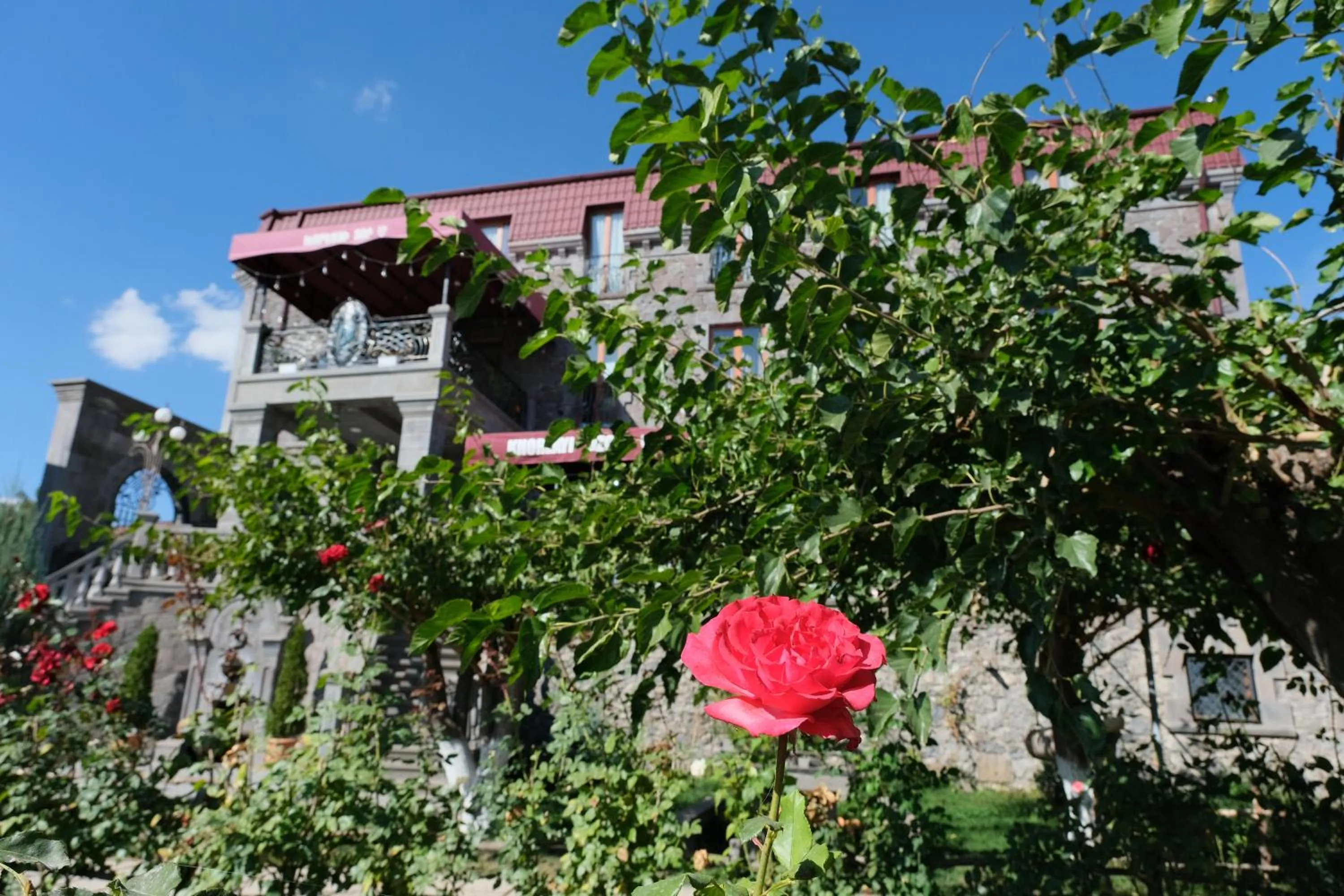 Property building in Khoreayi Dzor