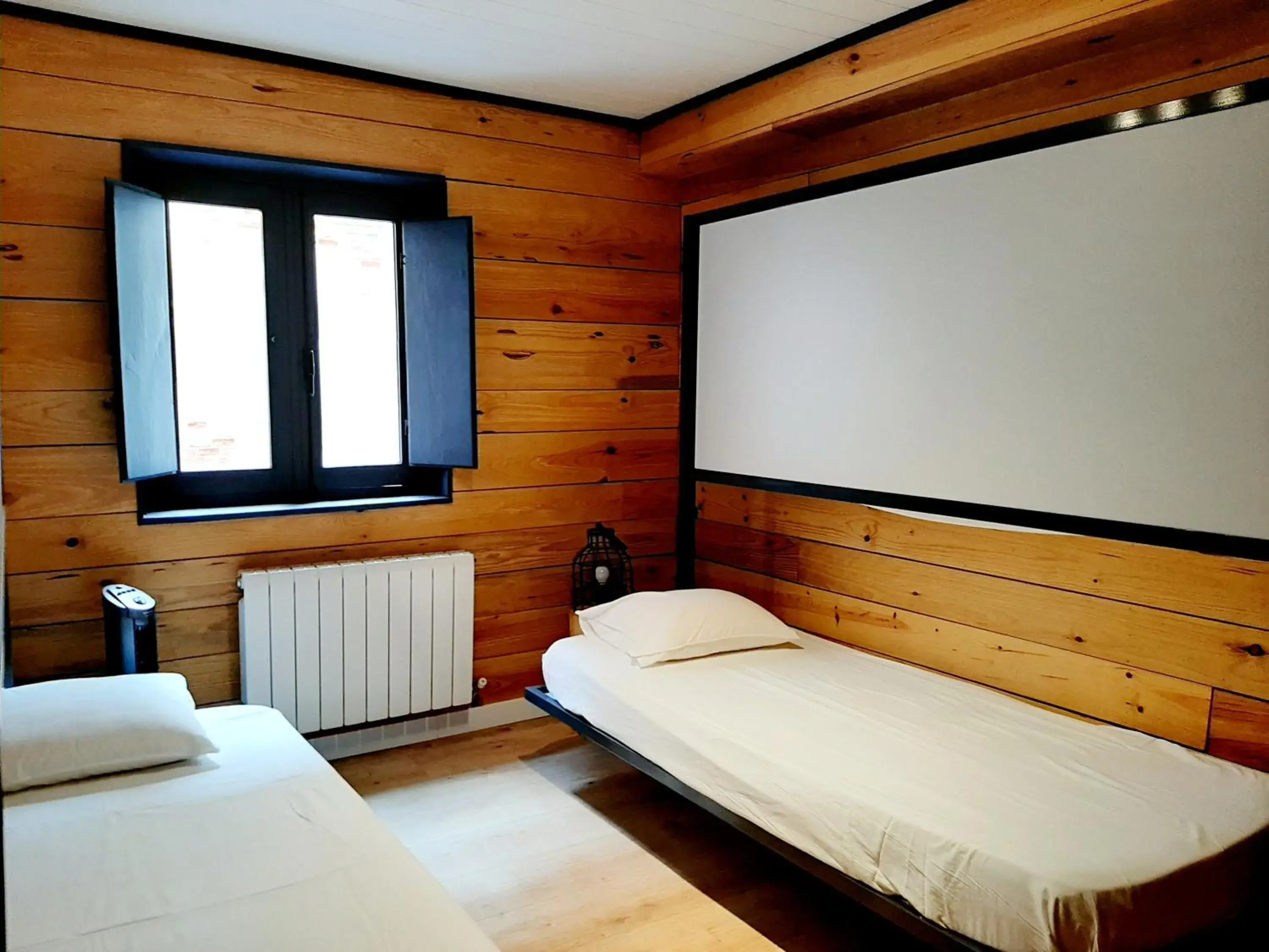 Twin Room with Private External Bathroom in Hostal Erasmus by gaiarooms Twin Room with Private External Bathroom in Hostal Erasmus by gaiarooms