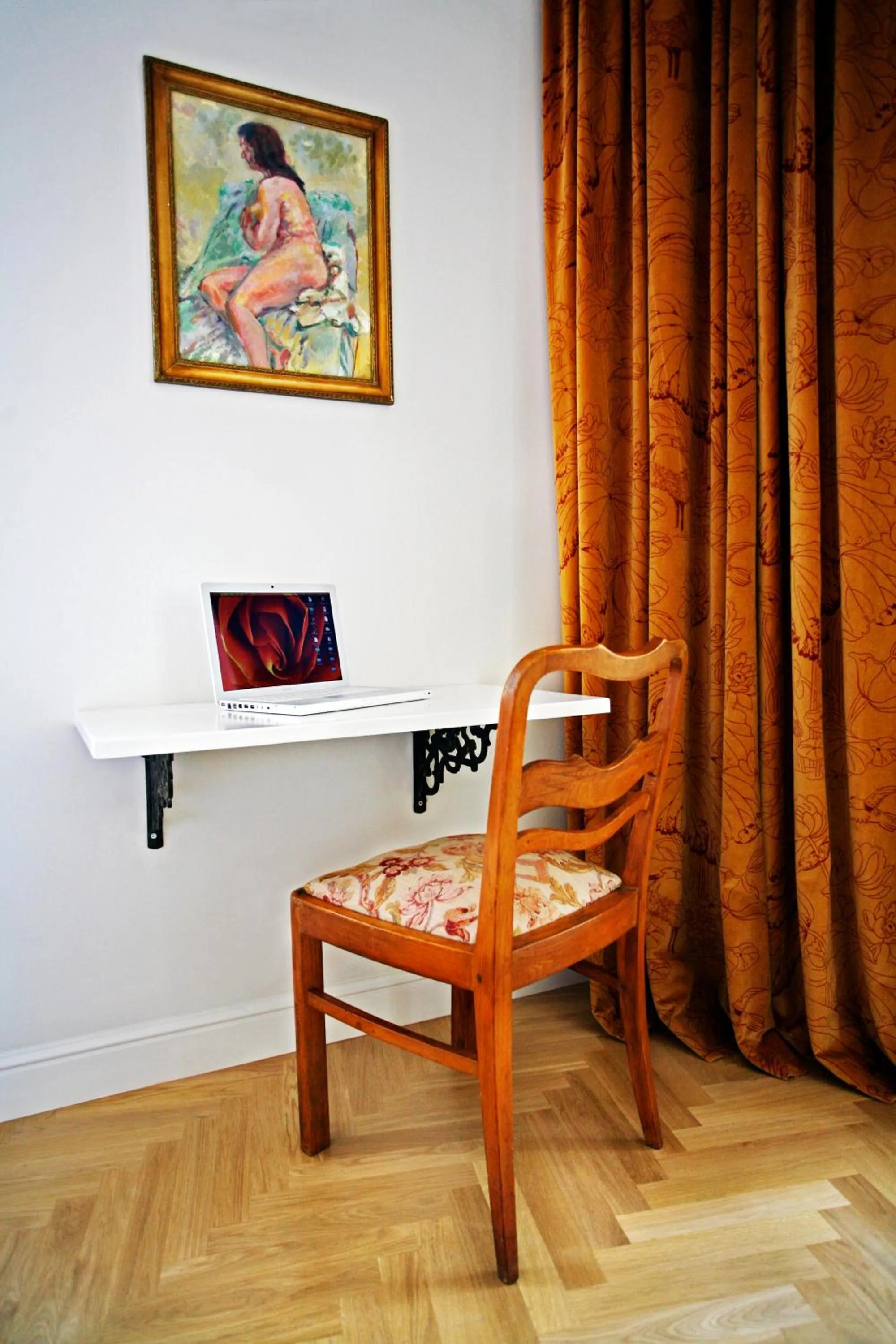 Seating area in Crystal Suites Old Town