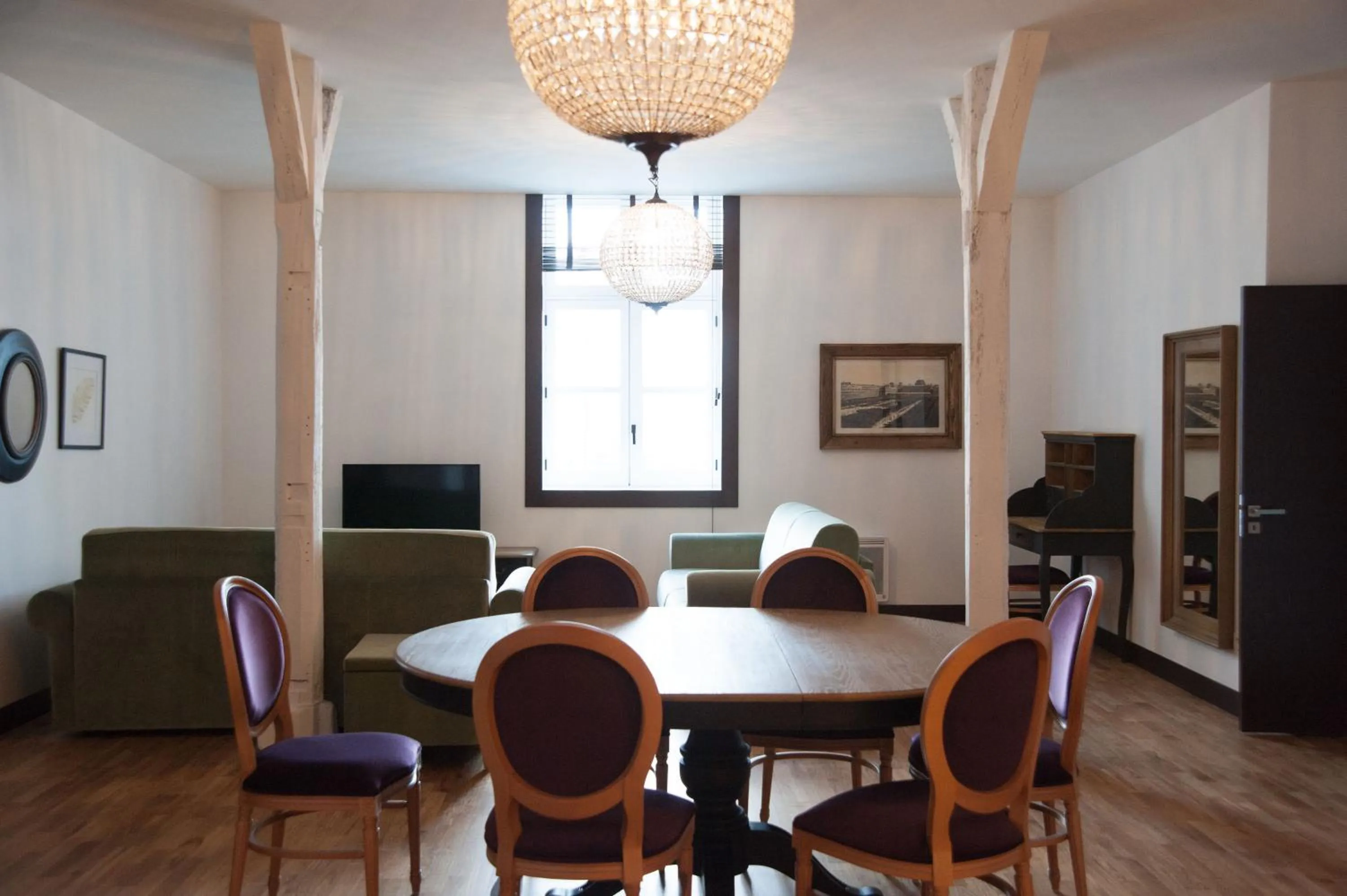 Communal lounge/ TV room in Résidence de l'Arsenal Royal - Meublés de Tourisme