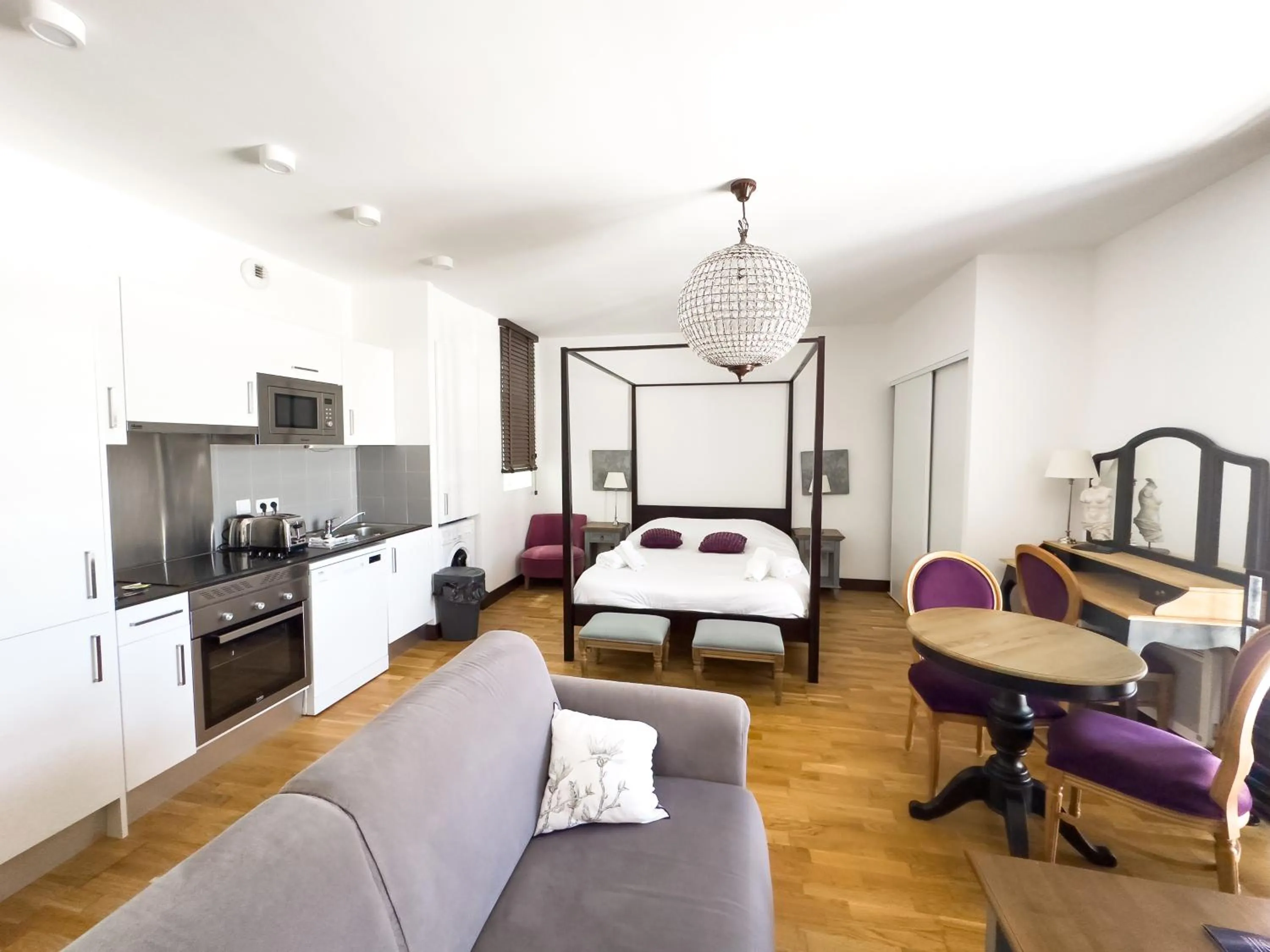 Kitchen or kitchenette, Bed in Résidence de l'Arsenal Royal - Meublés de Tourisme