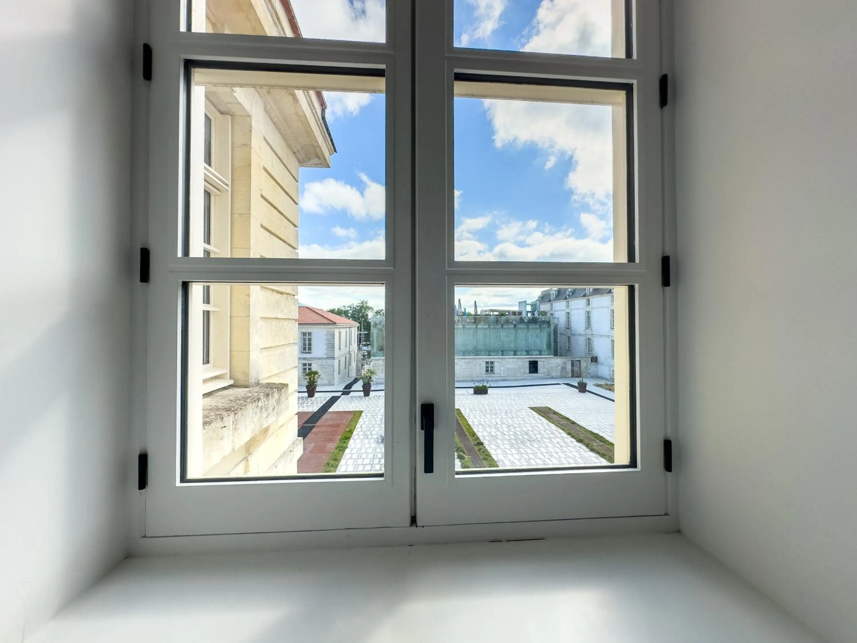 Inner courtyard view in Résidence de l'Arsenal Royal - Meublés de Tourisme