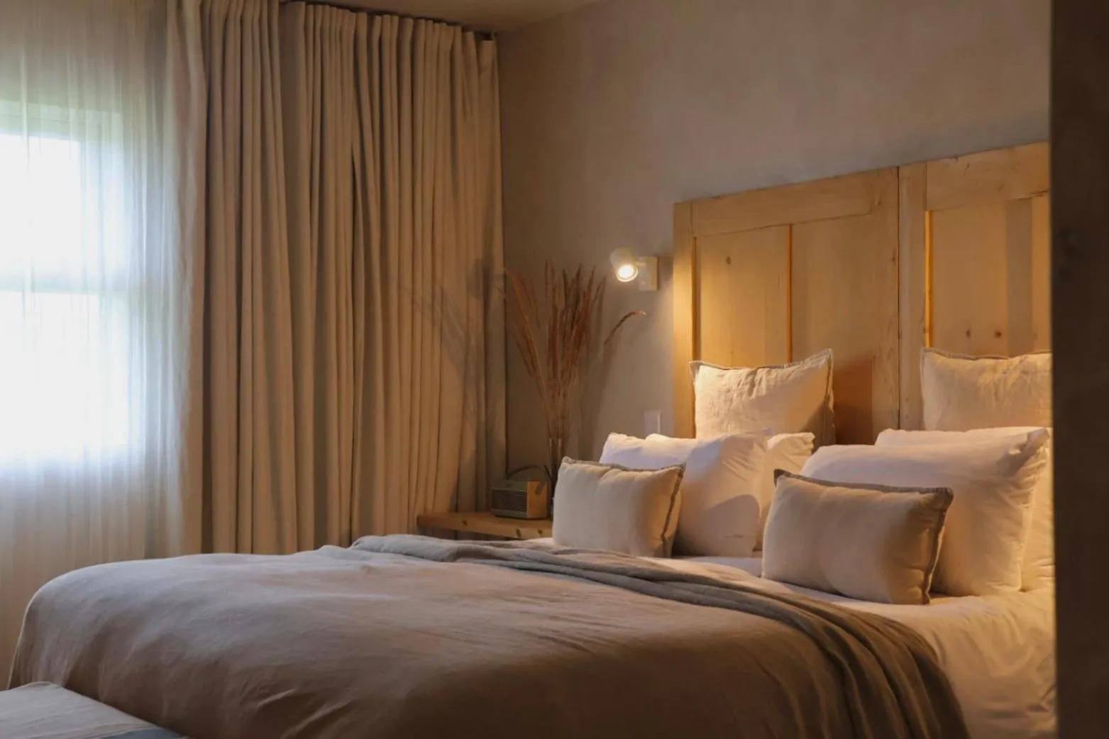 Bedroom, Bed in Fiddle + Bow Hotel