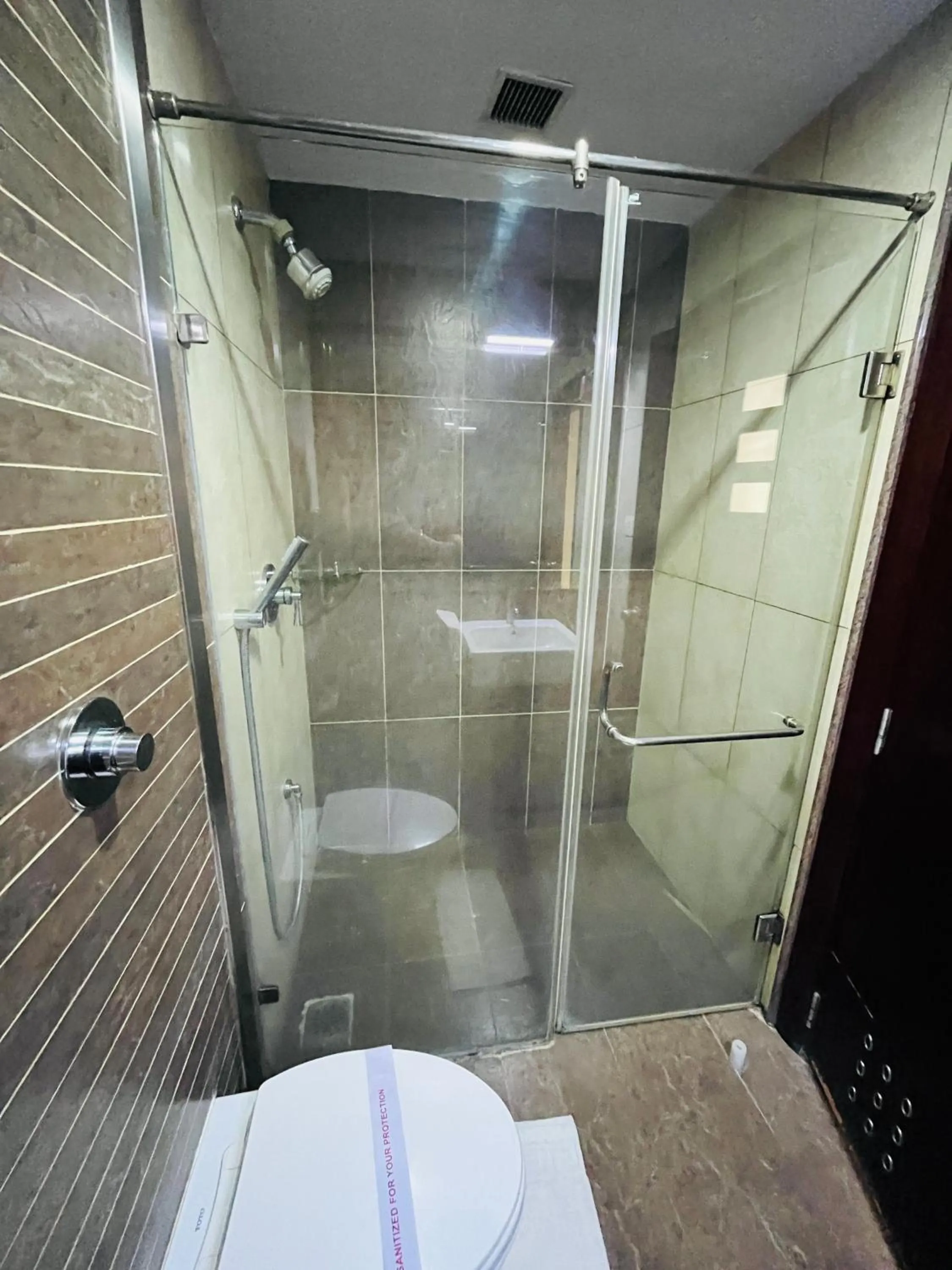 Shower in Hotel Abhimaani Vasathi, Rajajinagar