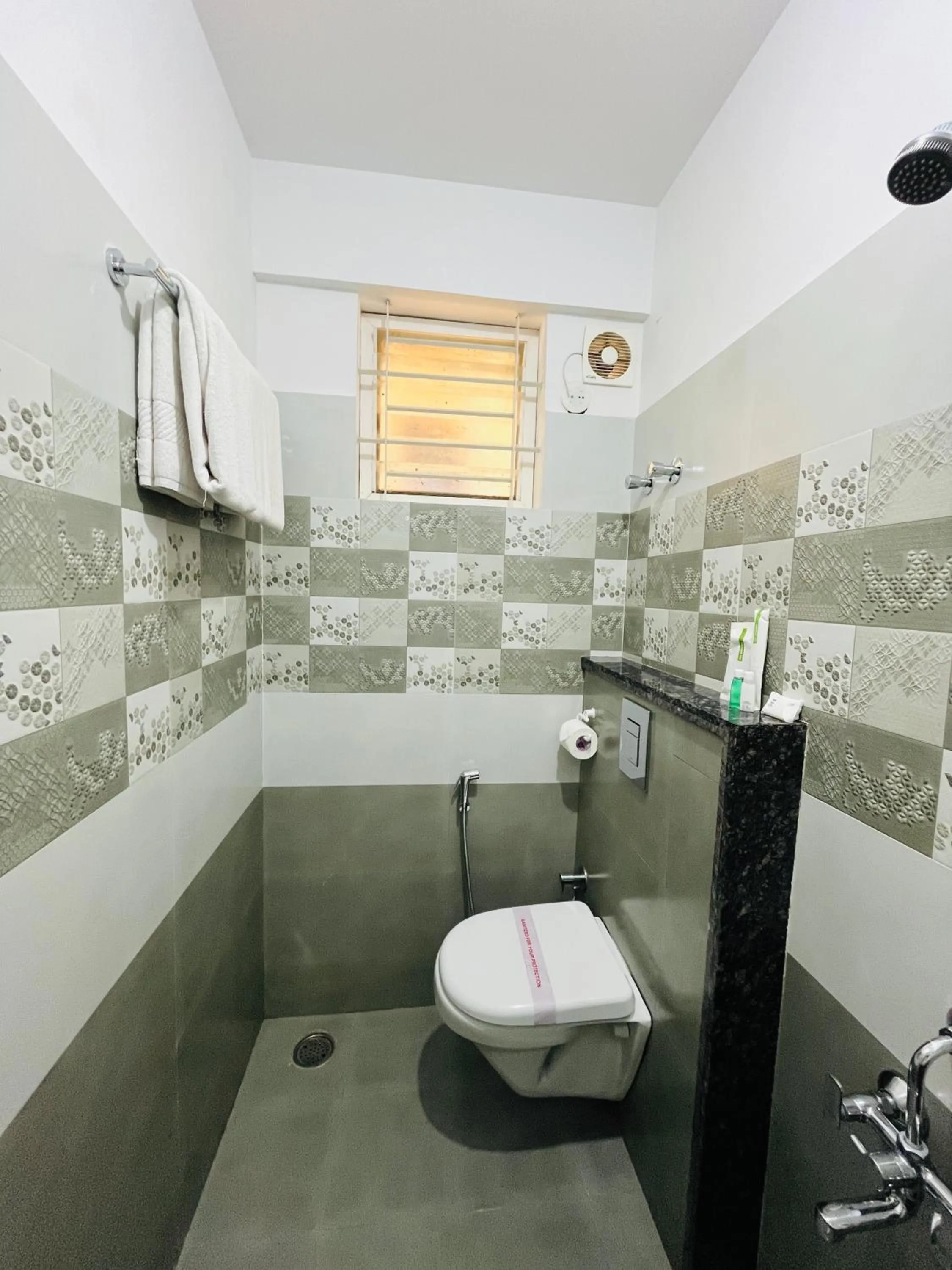Shower in Hotel Abhimaani Vasathi, Rajajinagar