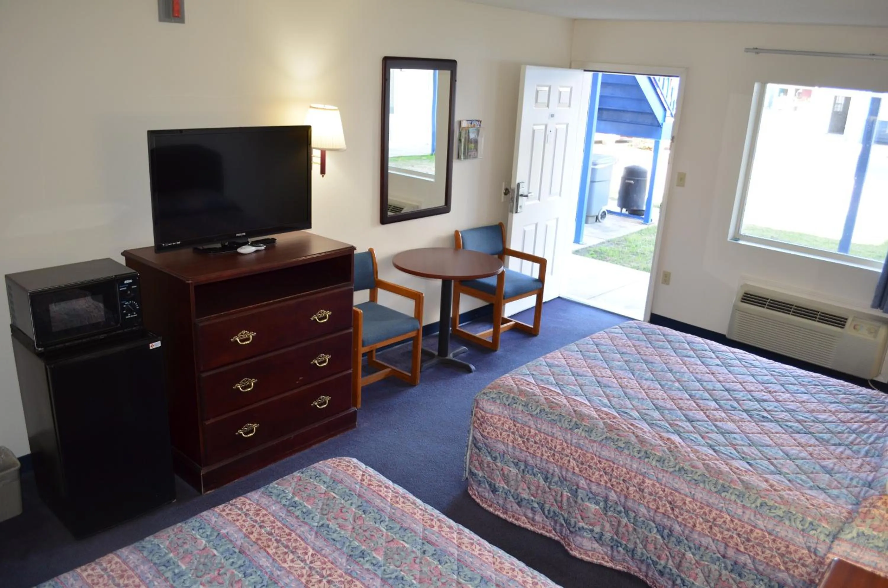 Queen Room with Two Queen Beds - Non-Smoking in American Inn and Suites White Hall