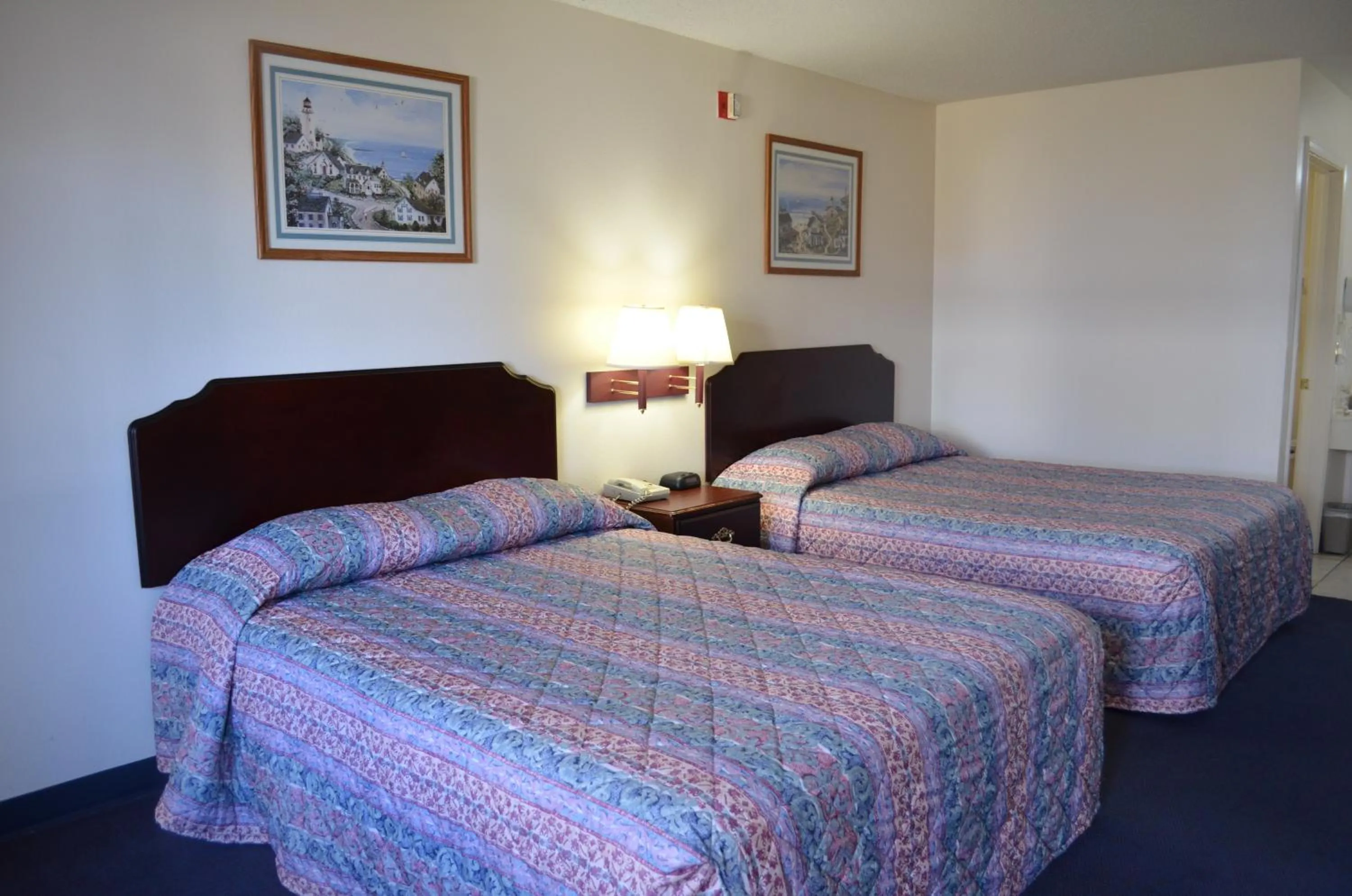 Queen Room with Two Queen Beds - Smoking in American Inn and Suites White Hall