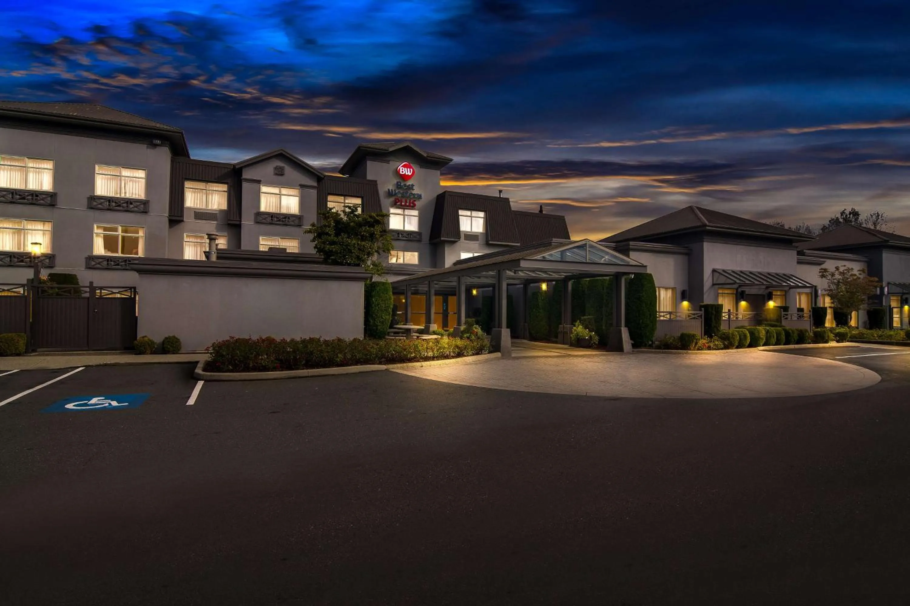 Property building in Best Western Plus Pitt Meadows Inn & Suites