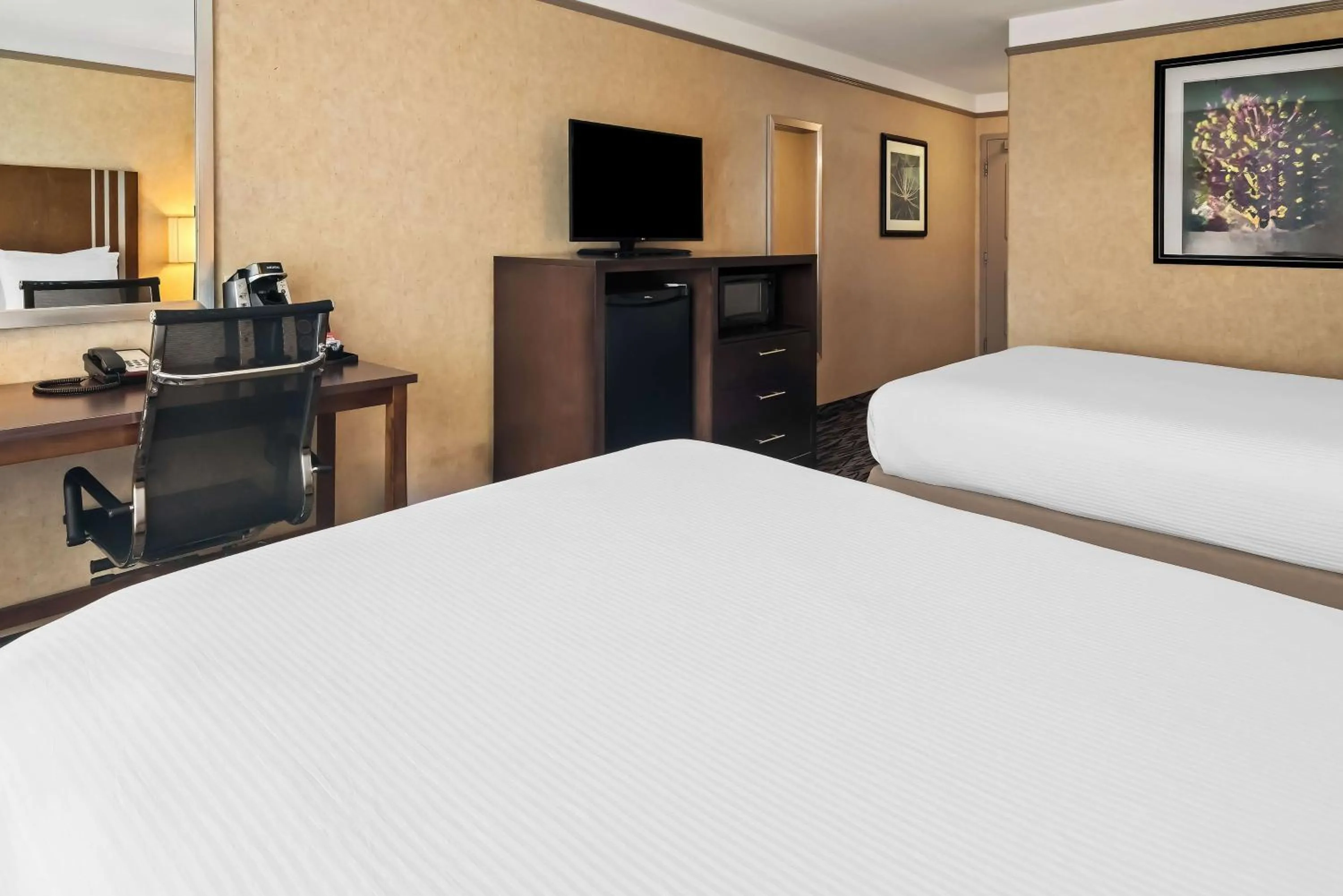 Bedroom, Bed in Best Western Plus Pitt Meadows Inn & Suites