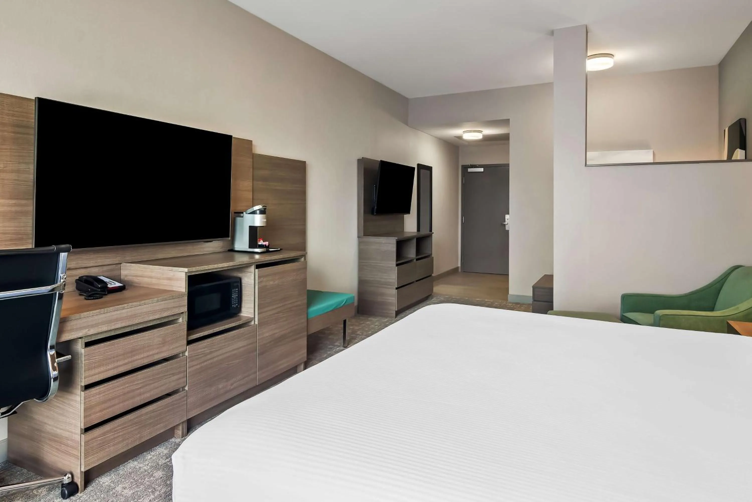 Bedroom, Bed in Best Western Plus Pitt Meadows Inn & Suites