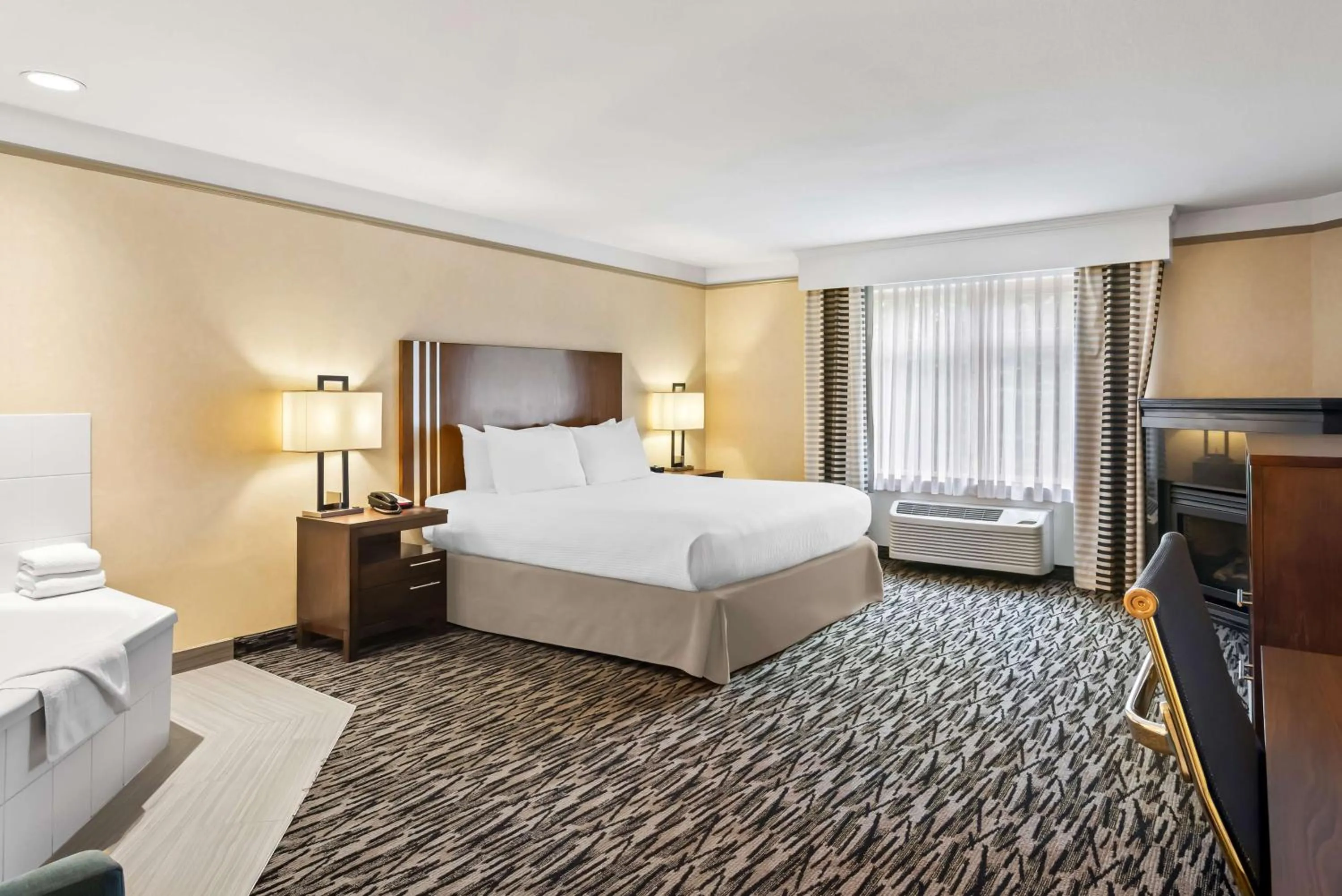 Bedroom, Bed in Best Western Plus Pitt Meadows Inn & Suites