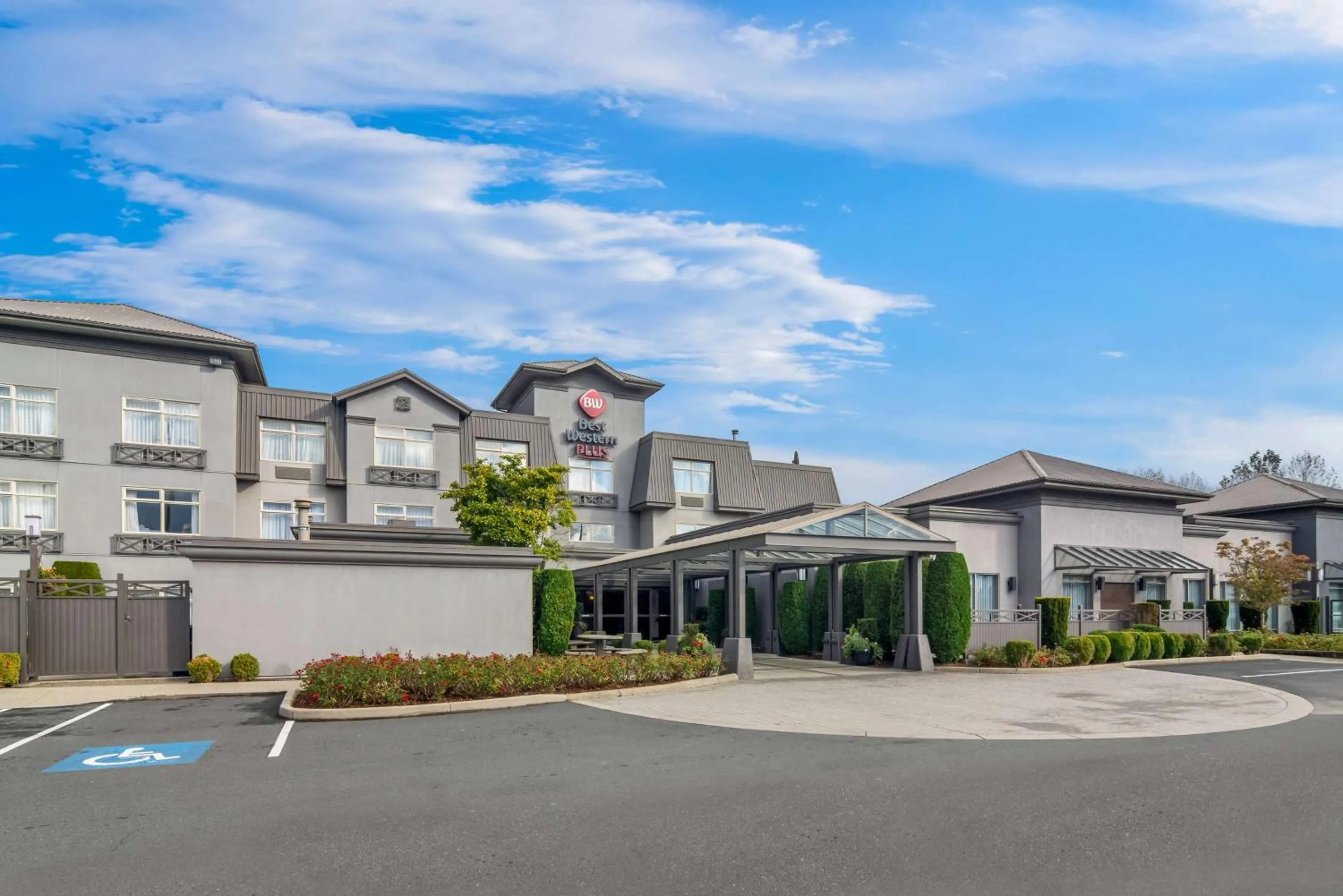 Property building in Best Western Plus Pitt Meadows Inn & Suites