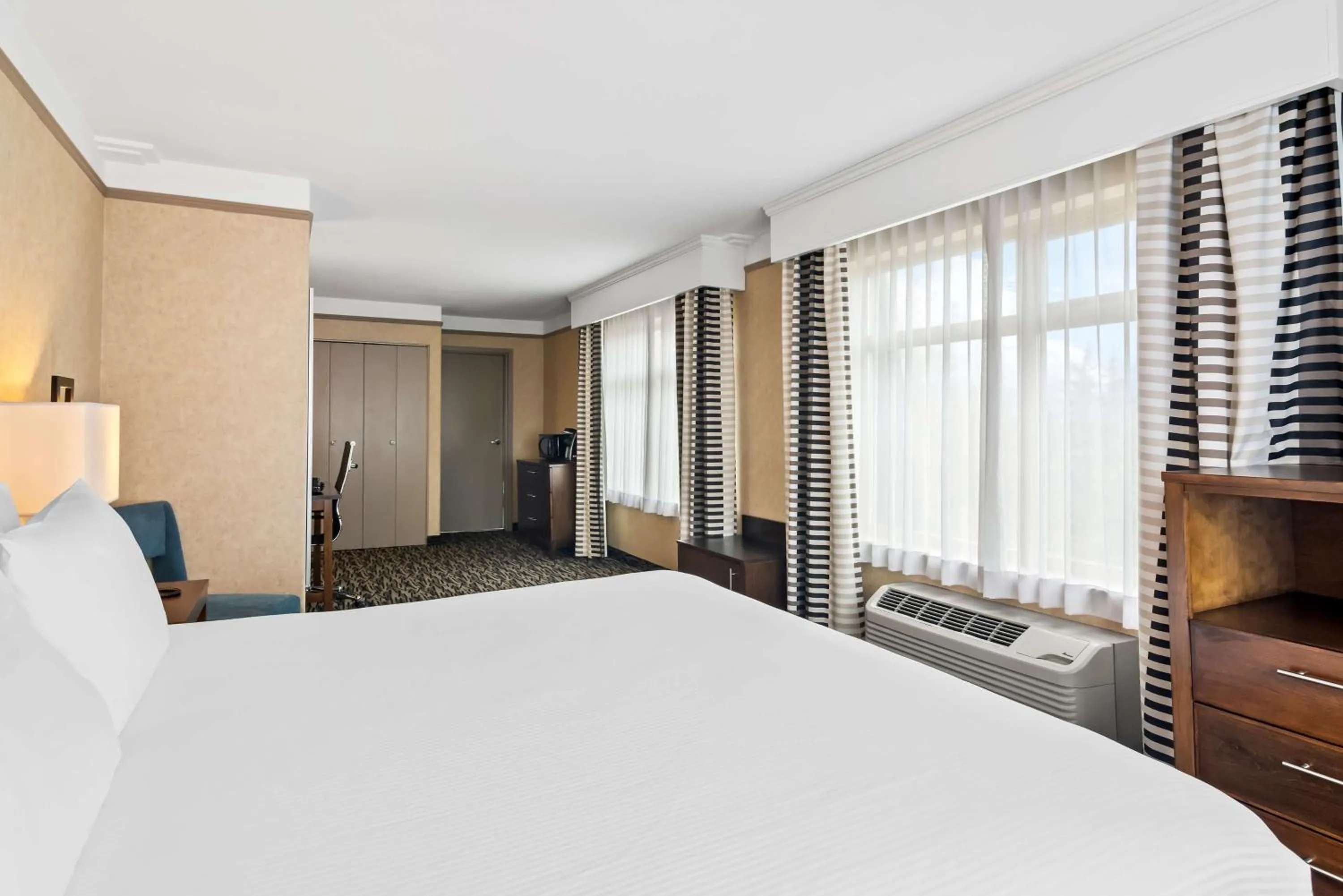 Photo of the whole room, Bed in Best Western Plus Pitt Meadows Inn & Suites