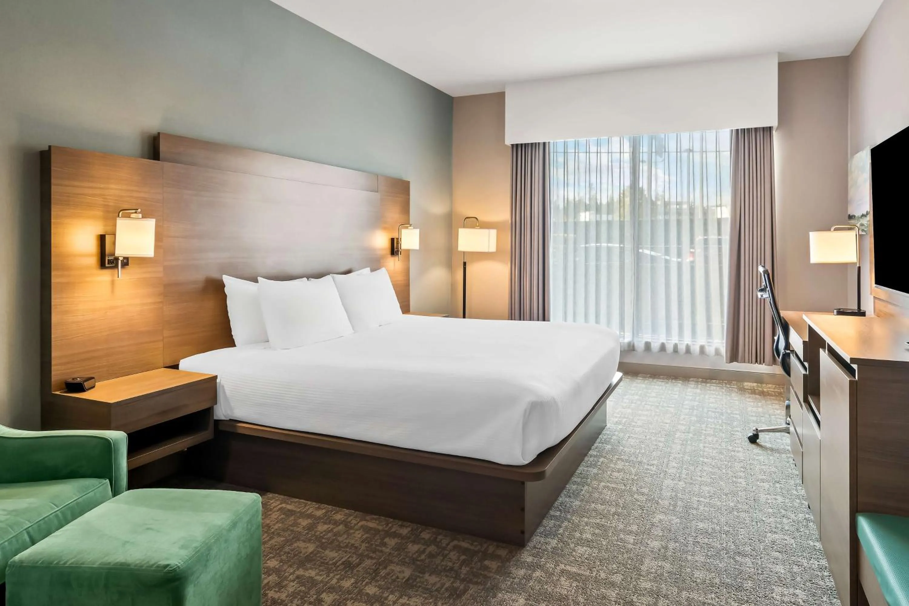 Bedroom, Bed in Best Western Plus Pitt Meadows Inn & Suites