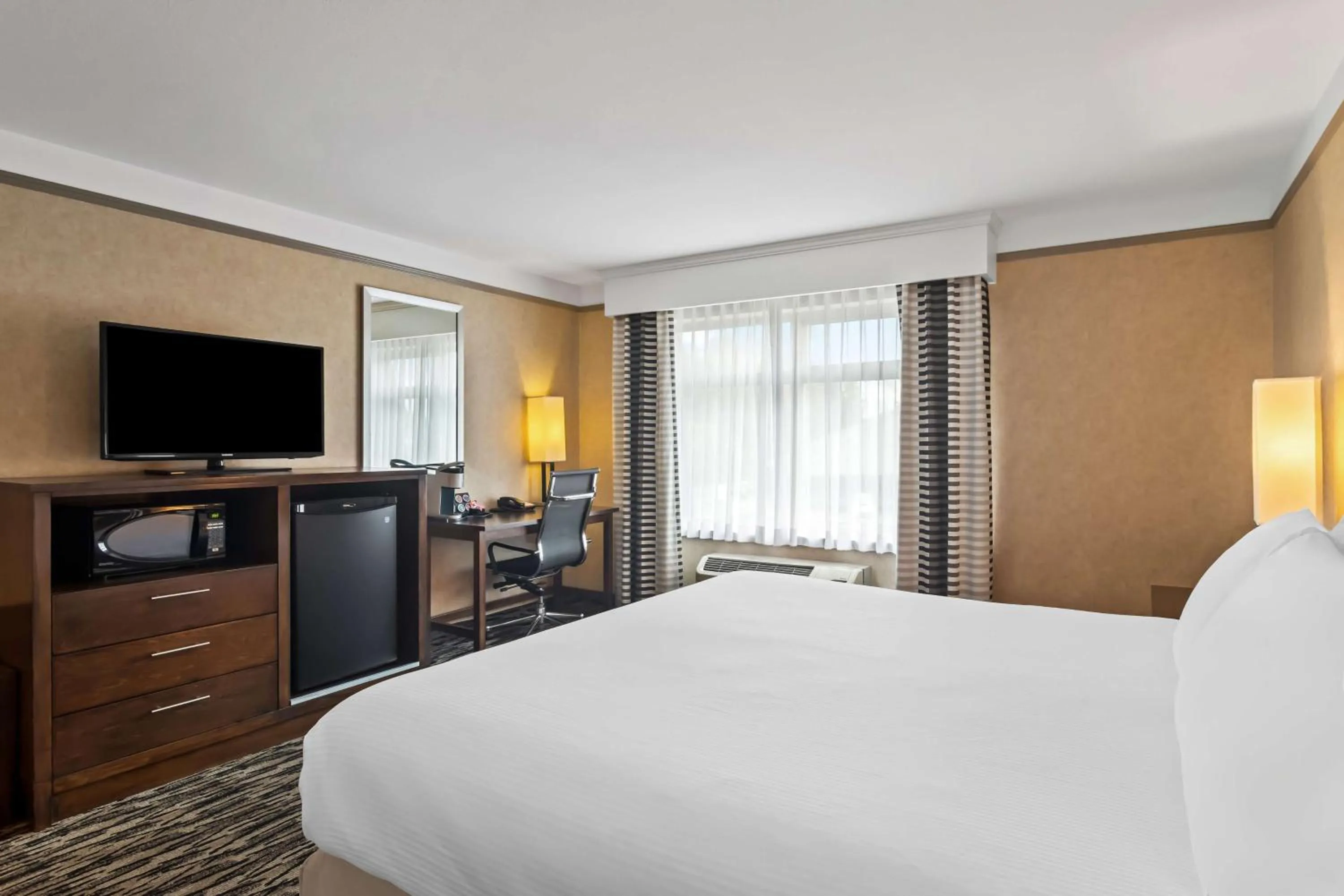 Bedroom, Bed in Best Western Plus Pitt Meadows Inn & Suites
