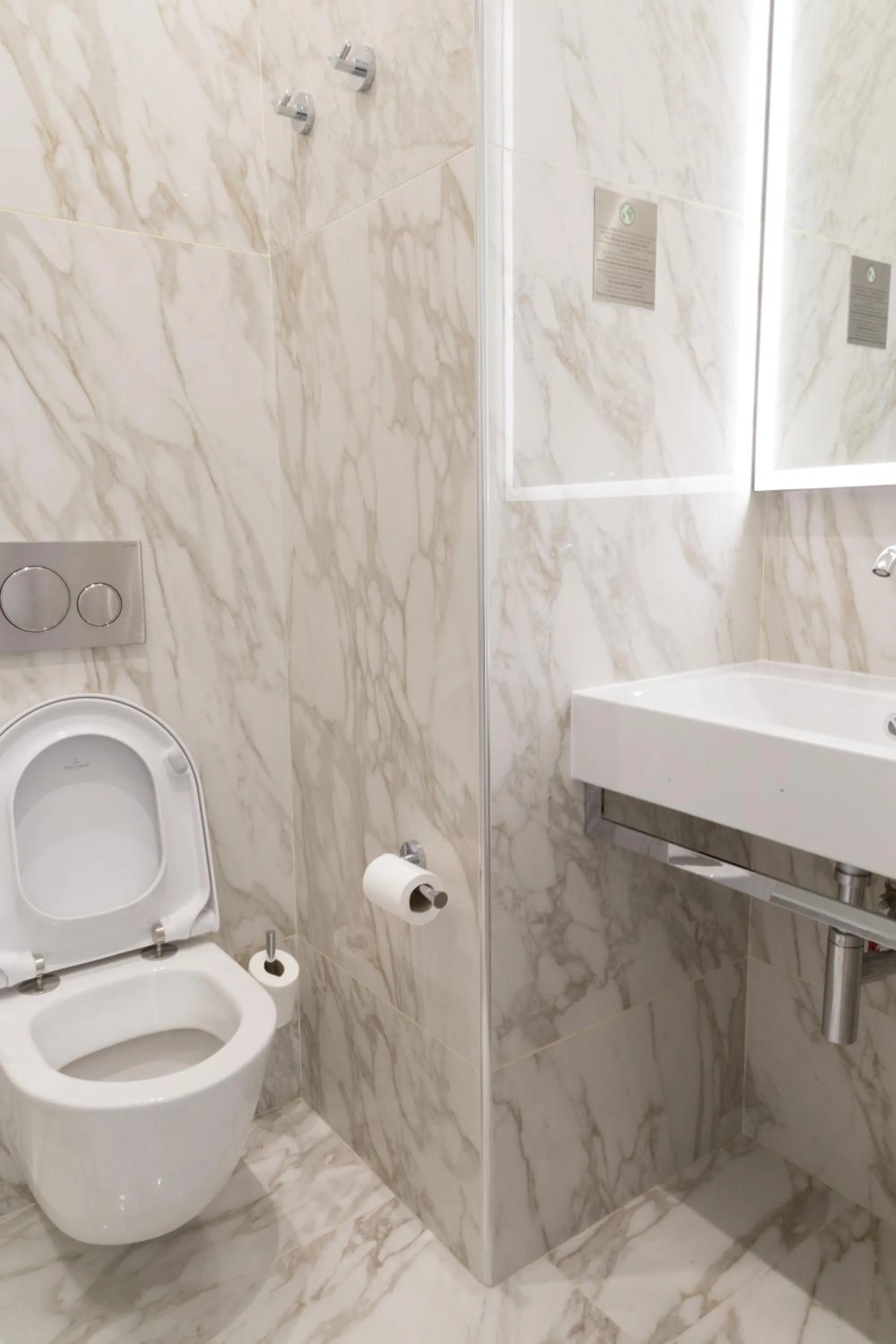 Toilet in Hôtel So Marais