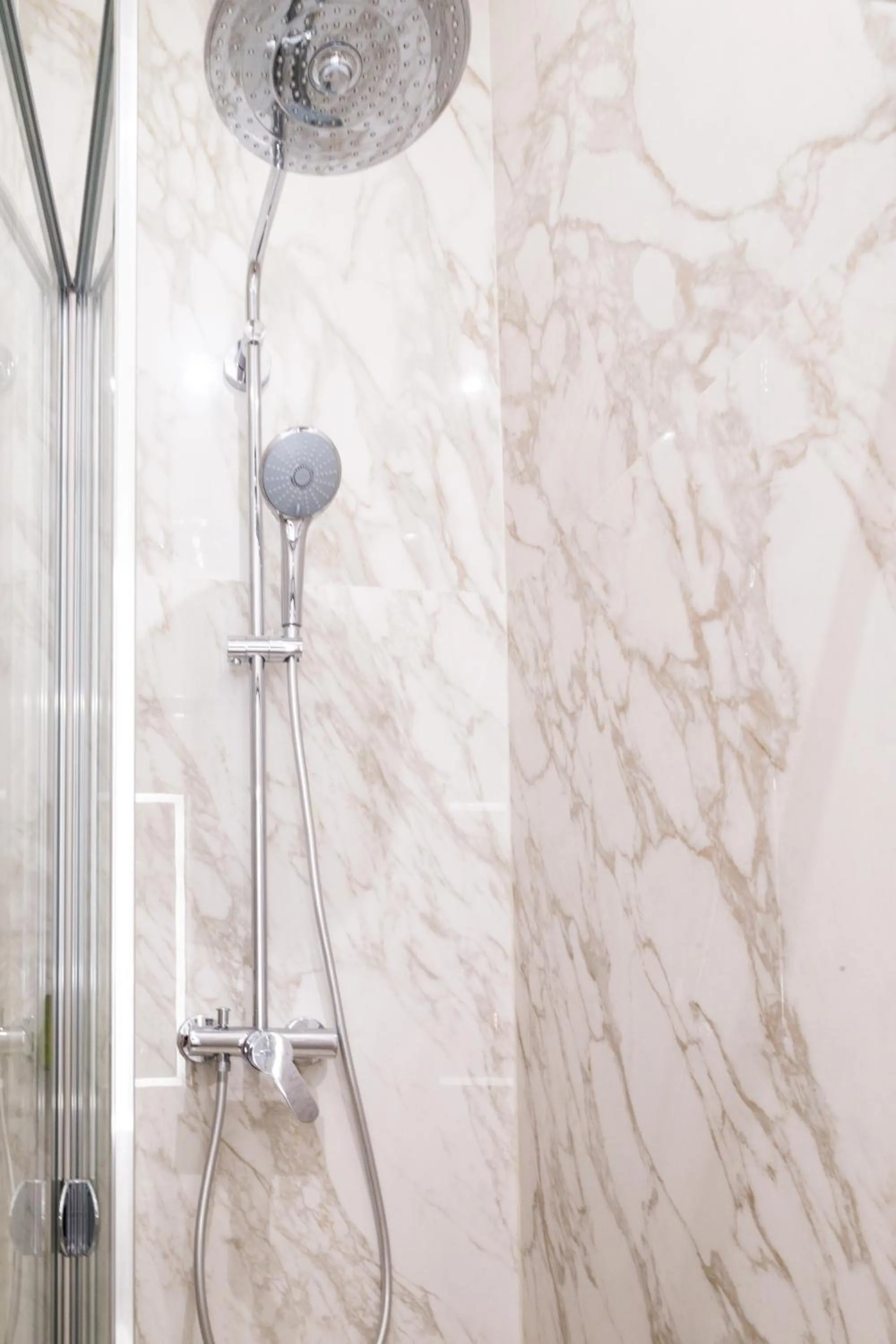 Shower in Hôtel So Marais