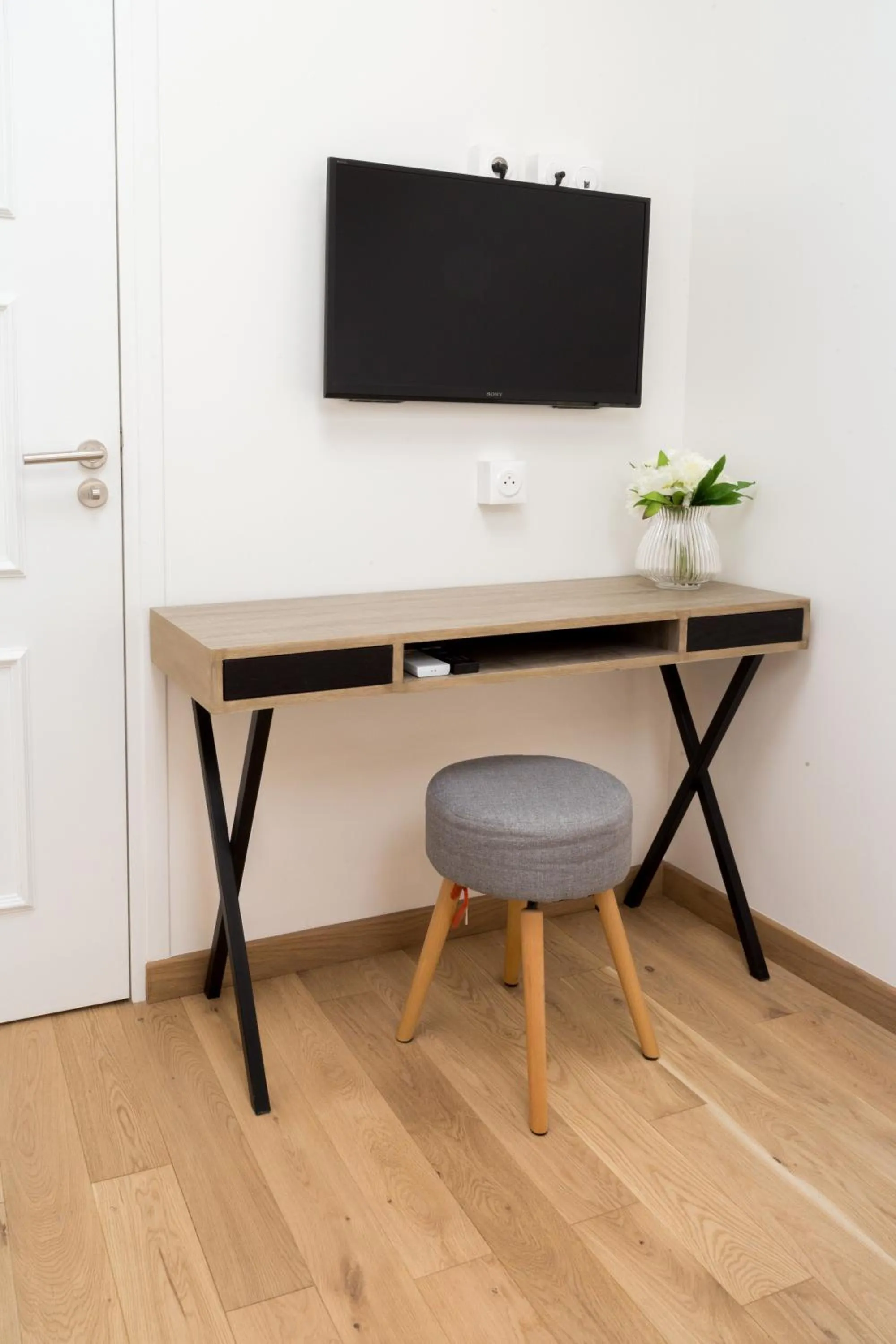 TV and multimedia in Hôtel So Marais