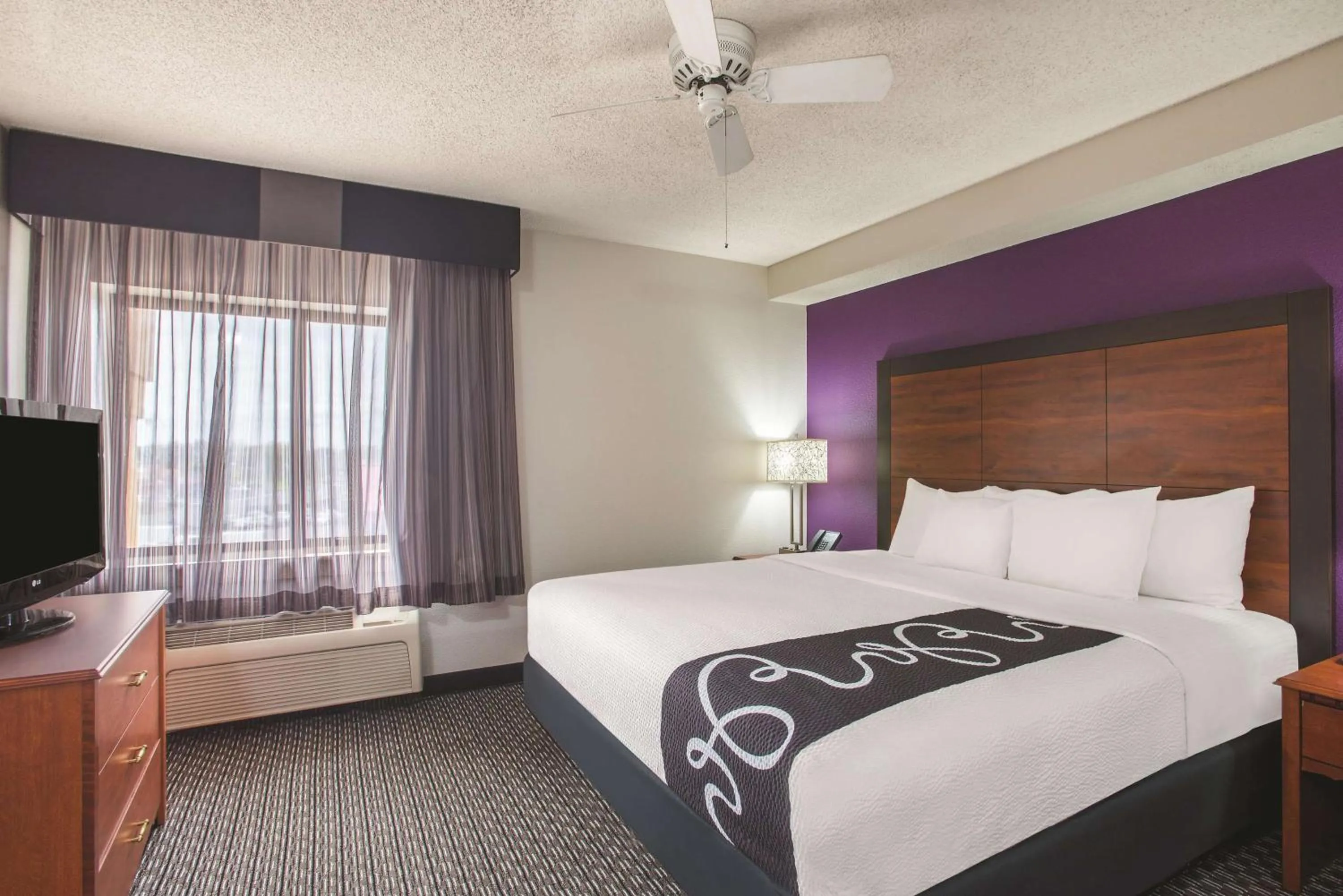 Photo of the whole room, Bed in La Quinta Inn by Wyndham San Marcos