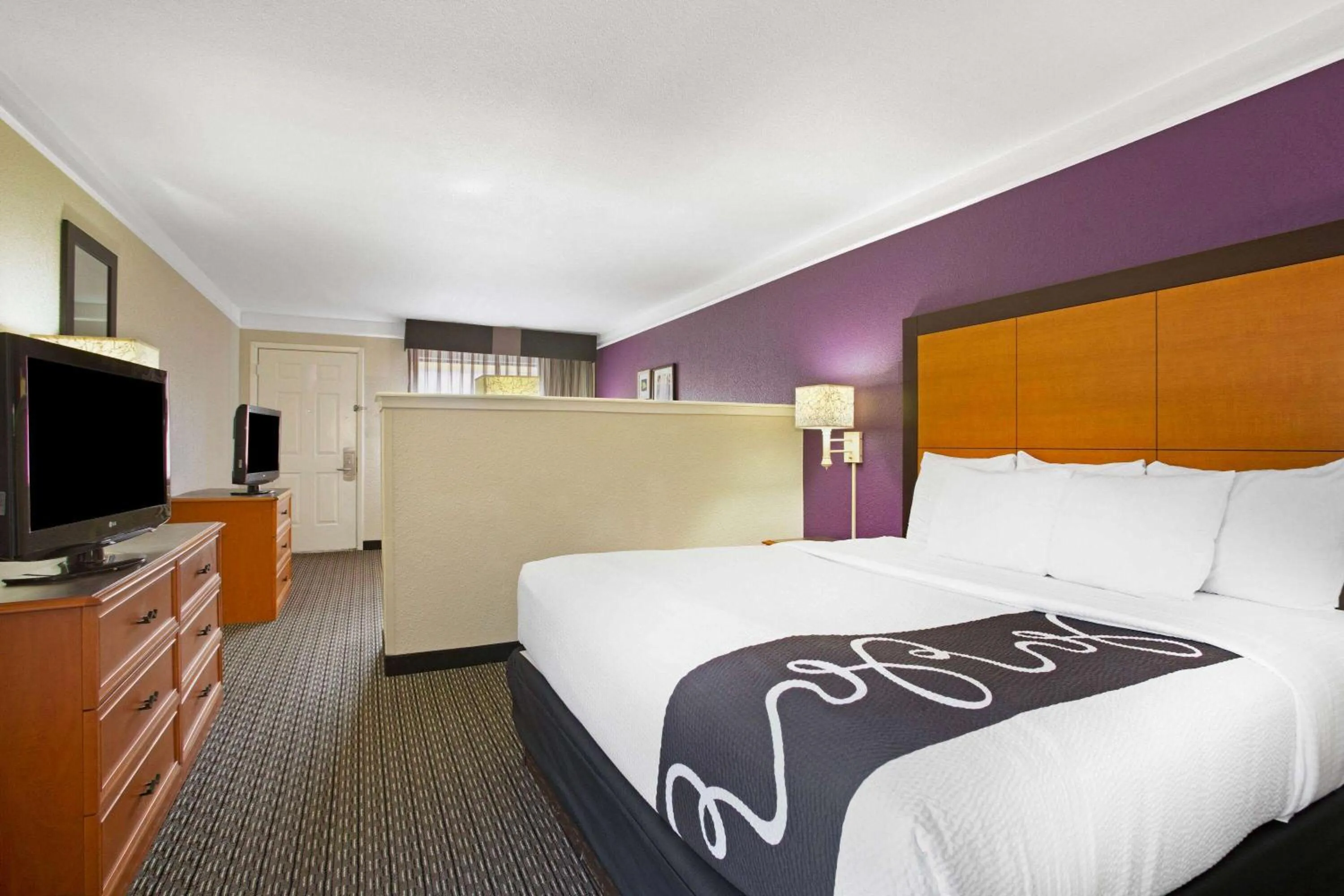 Photo of the whole room, Bed in La Quinta Inn by Wyndham San Marcos