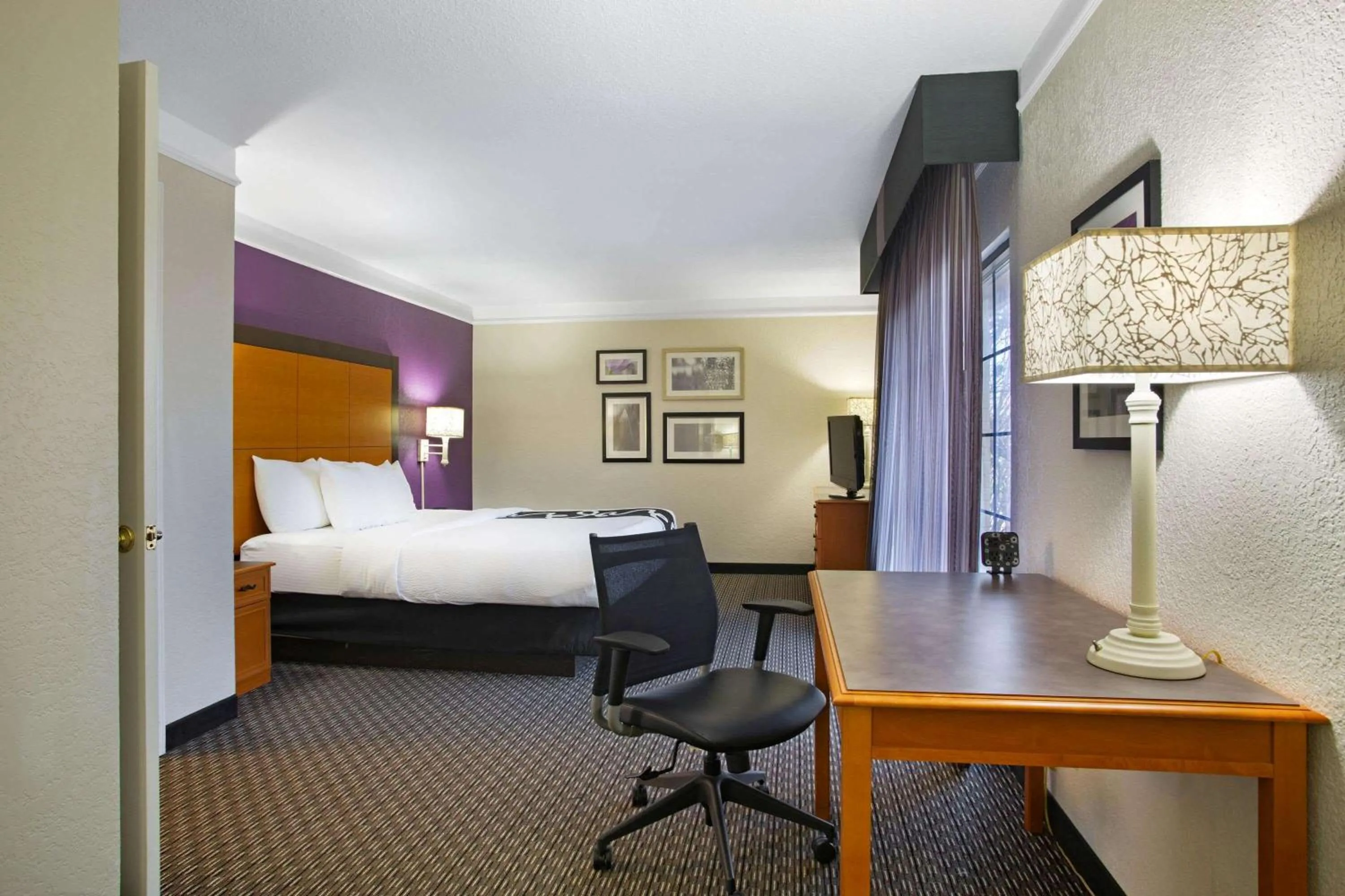 Photo of the whole room, Bed in La Quinta Inn by Wyndham San Marcos