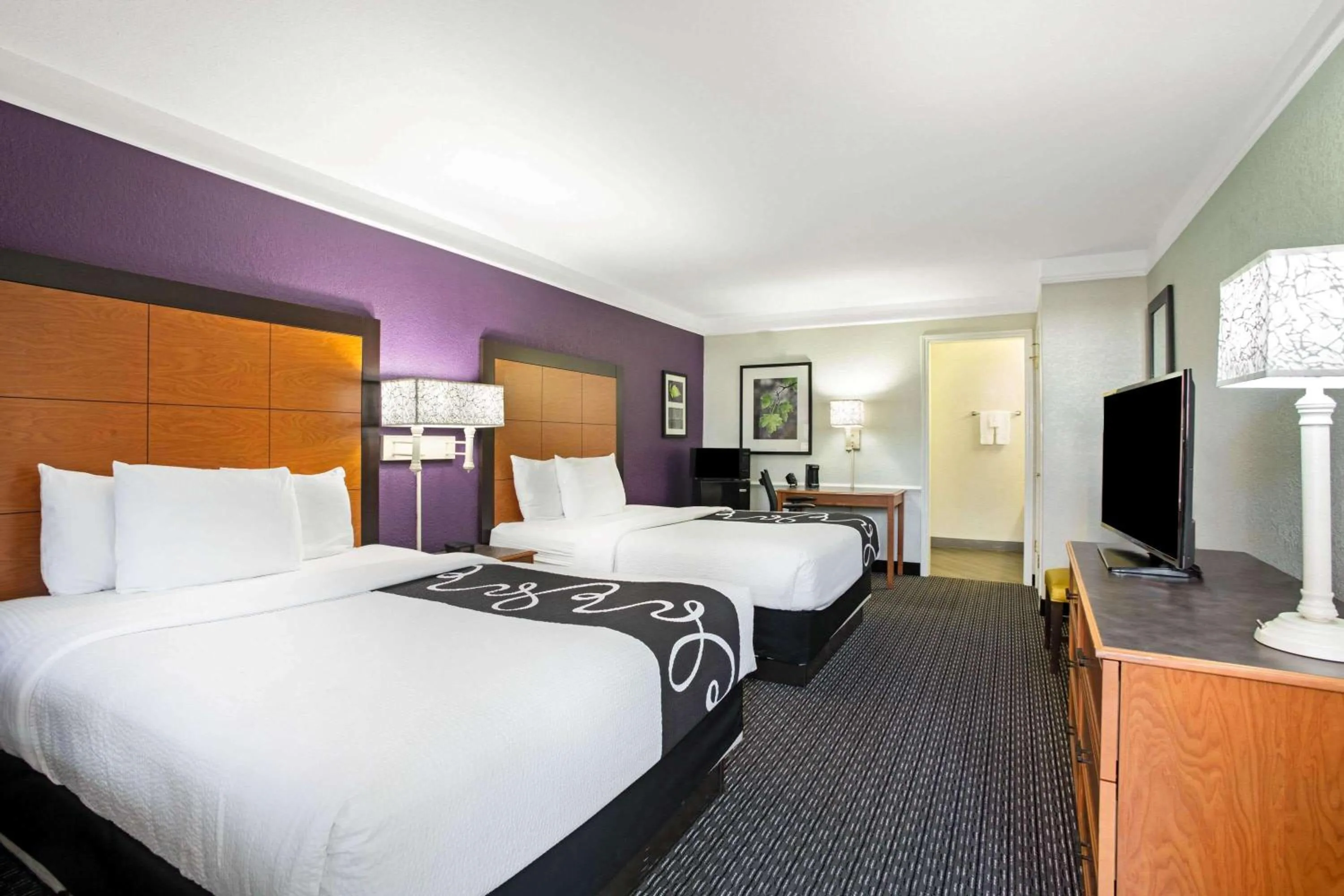 Photo of the whole room, Bed in La Quinta Inn by Wyndham San Marcos