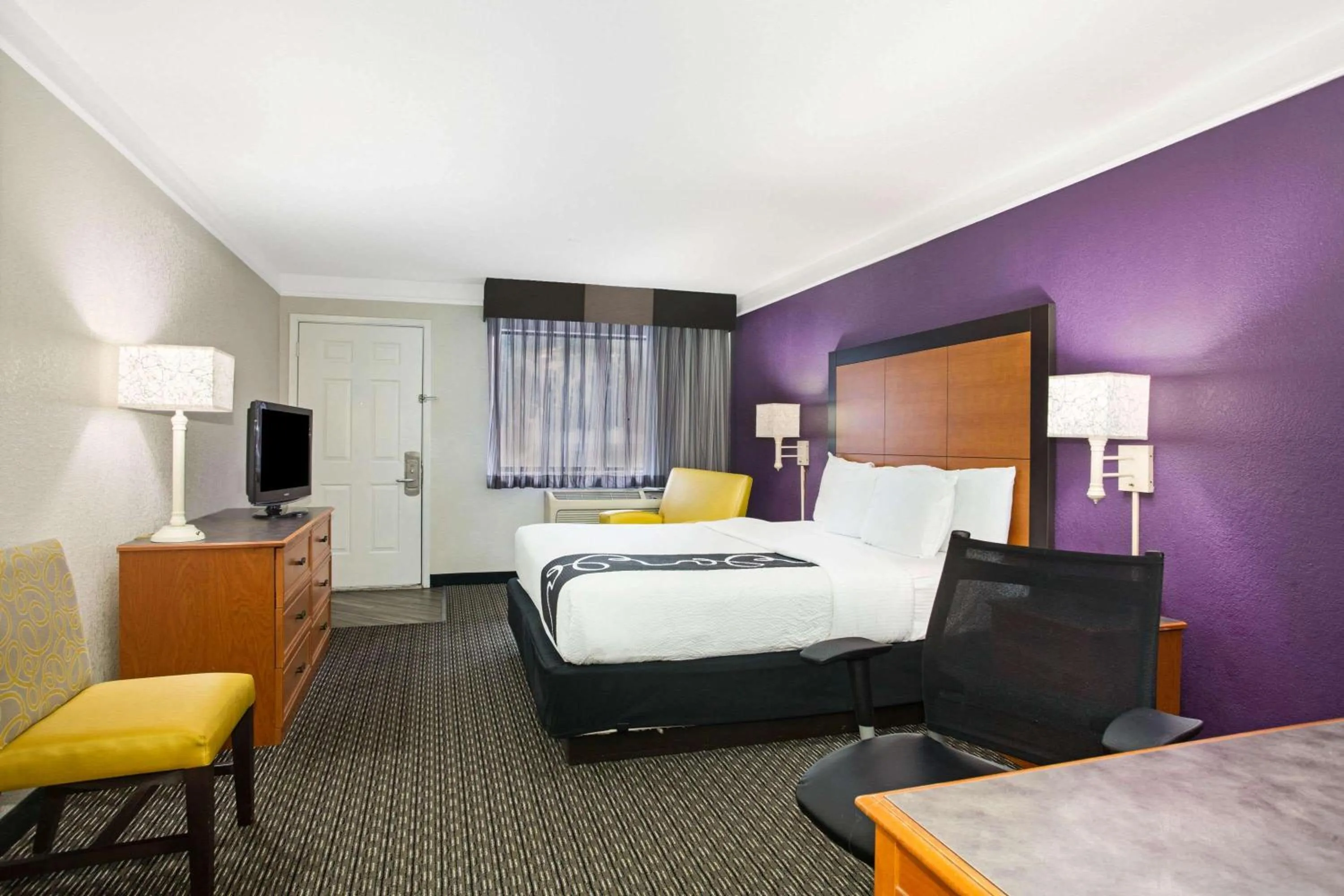 Photo of the whole room, Bed in La Quinta Inn by Wyndham San Marcos