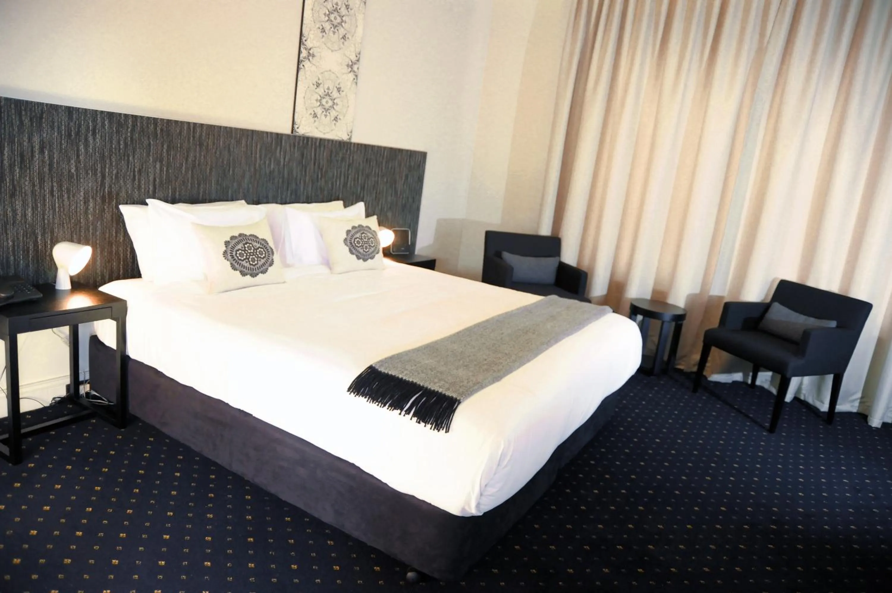 Bathroom, Bed in Sovereign Hill Hotel