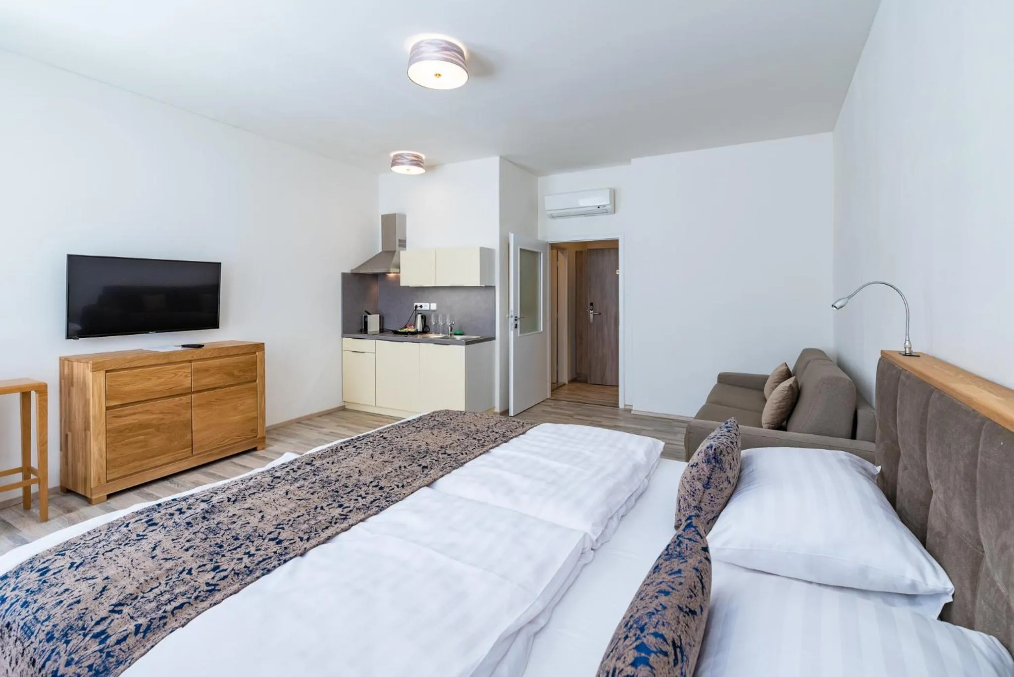 Bed in Historic Centre Aparthotel X